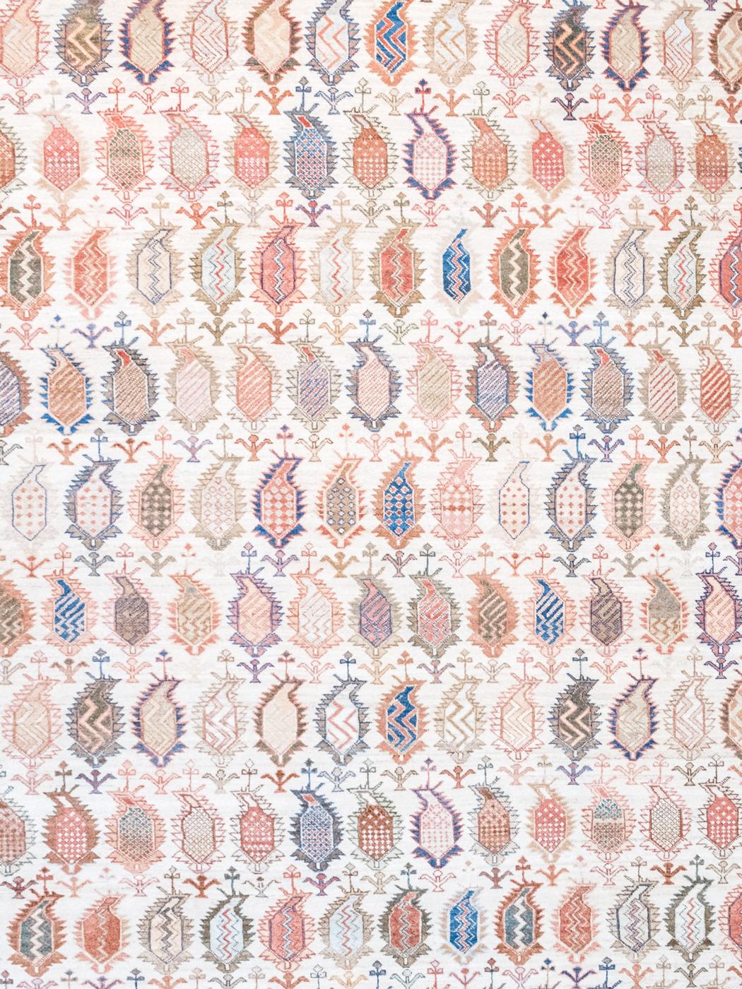 Verwandeln Sie Ihren Raum mit diesem 8' x 10' großen, neutralen Perserteppich aus Wolle mit bunten Paisleymotiven. Dieser Teppich besteht aus Wolle von fetten persischen Schafen, die für ihre außergewöhnliche Festigkeit und natürliche