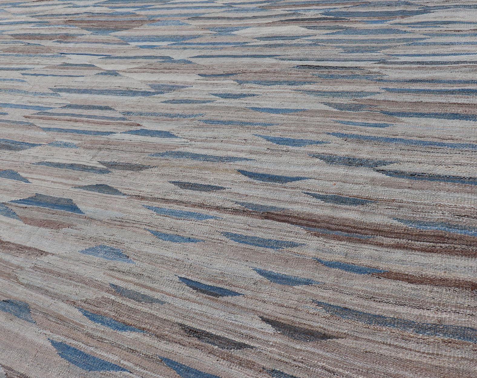  Kilim moderne avec motif géométrique en  variation de tons bleus, bruns, bronzés et neutres en vente 3