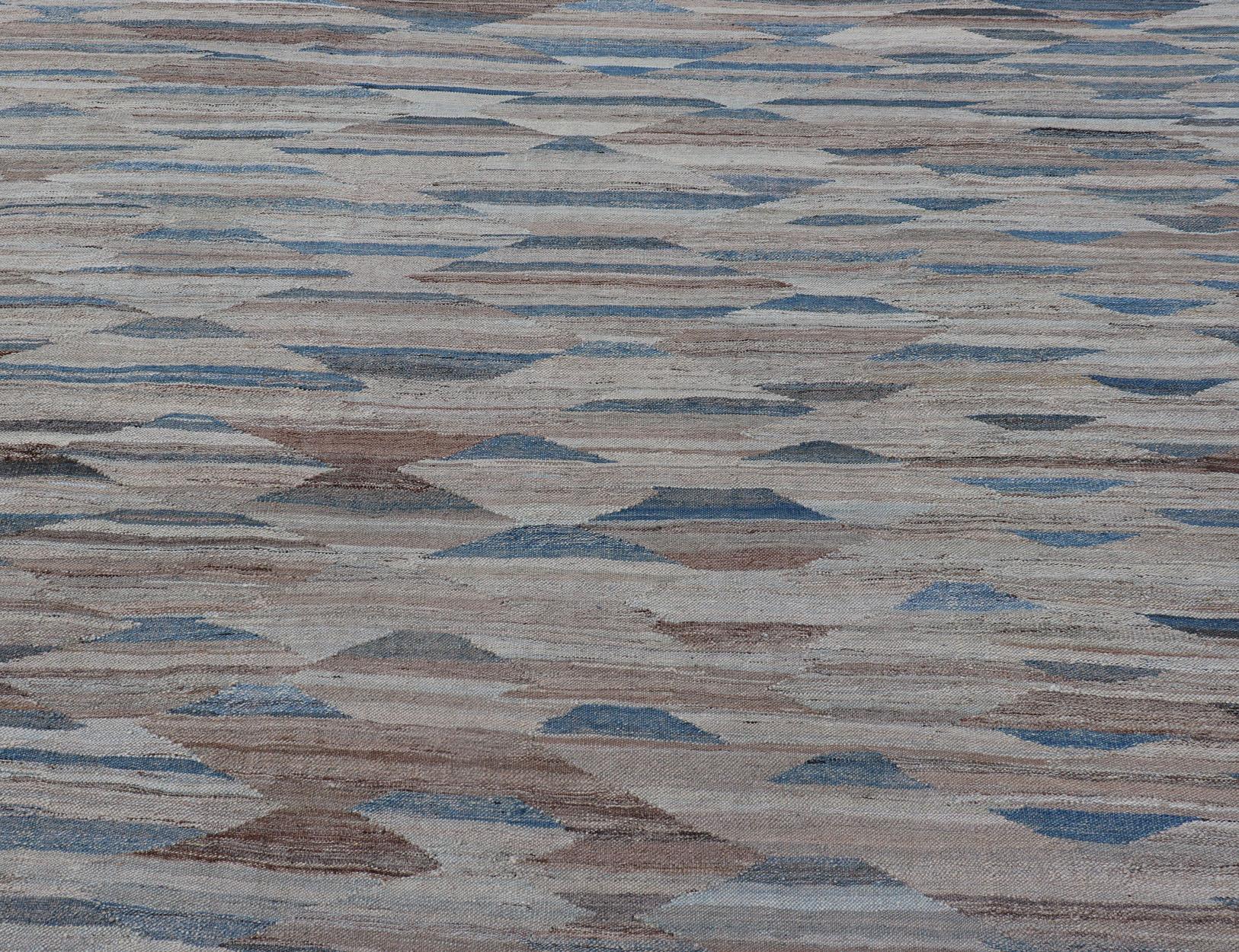  Kilim moderne avec motif géométrique en  variation de tons bleus, bruns, bronzés et neutres en vente 5