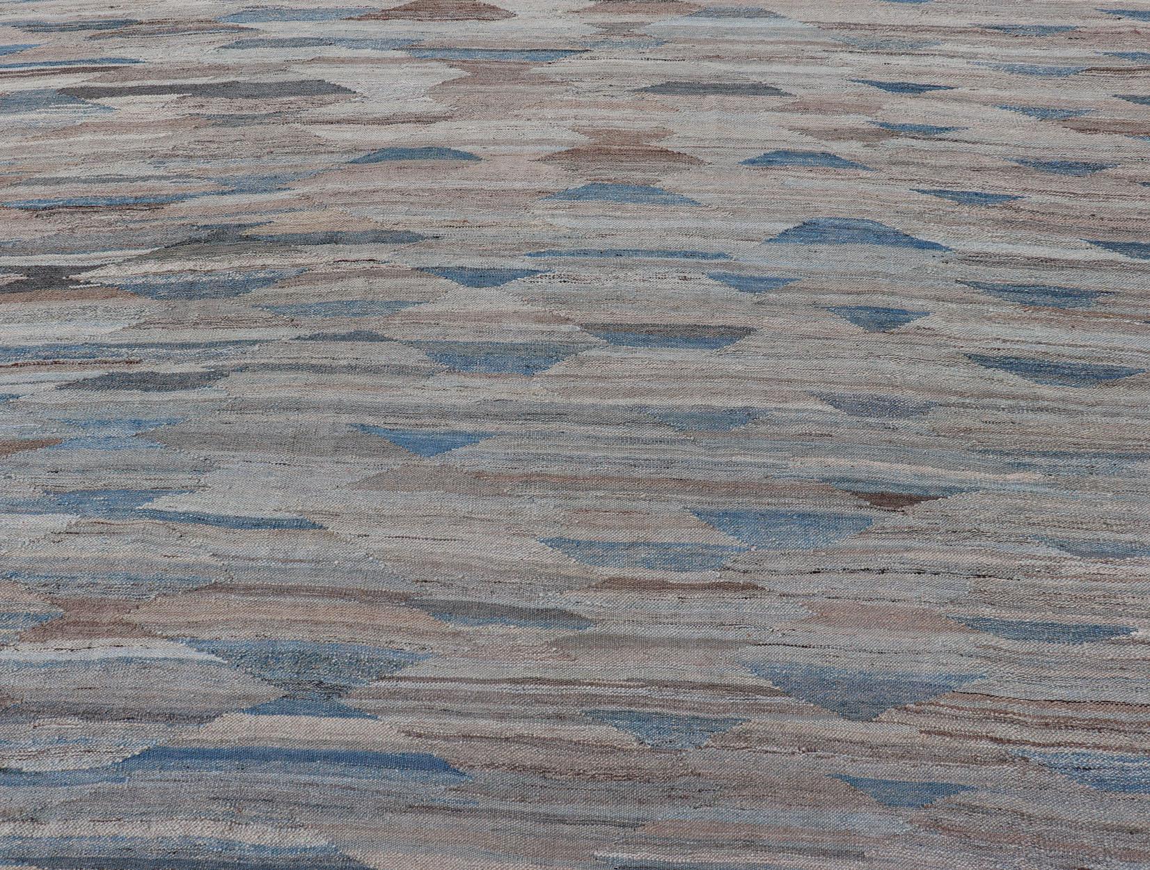 Moderner Kelim mit geometrischen Geometrien in  Variation von Blau, Brown, Tan und neutralen Tönen im Angebot 6