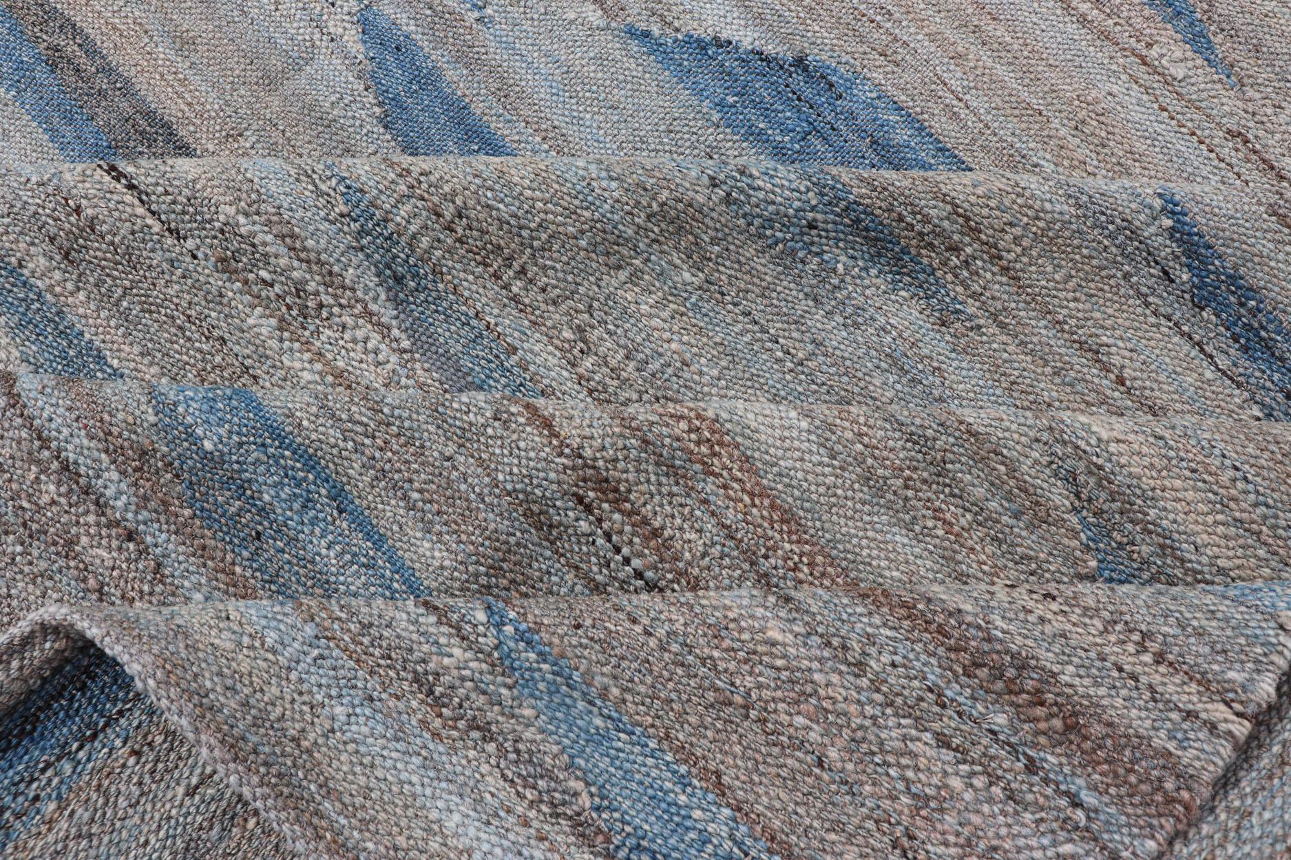  Kilim moderne avec motif géométrique en  variation de tons bleus, bruns, bronzés et neutres en vente 7