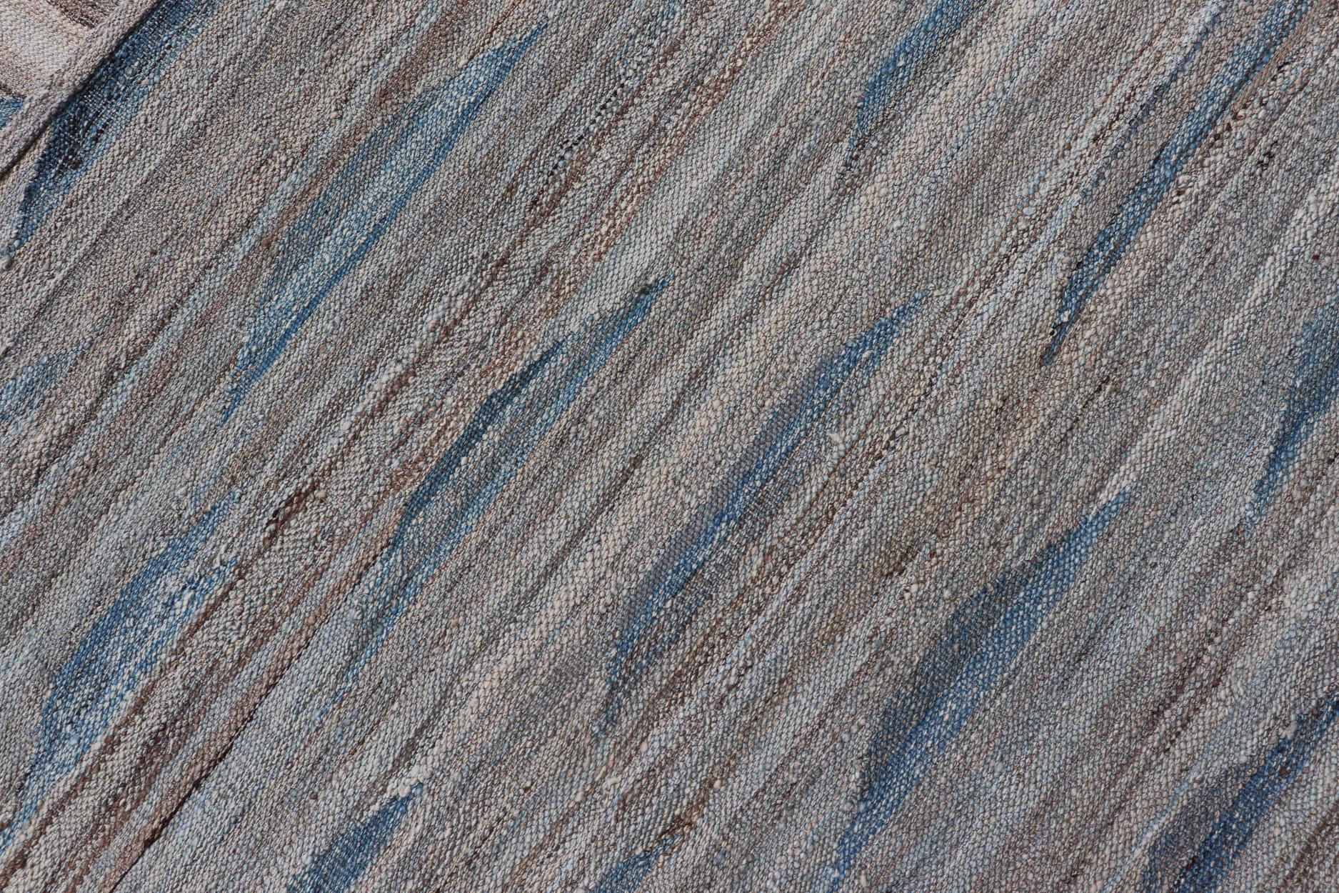  Kilim moderne avec motif géométrique en  variation de tons bleus, bruns, bronzés et neutres en vente 8