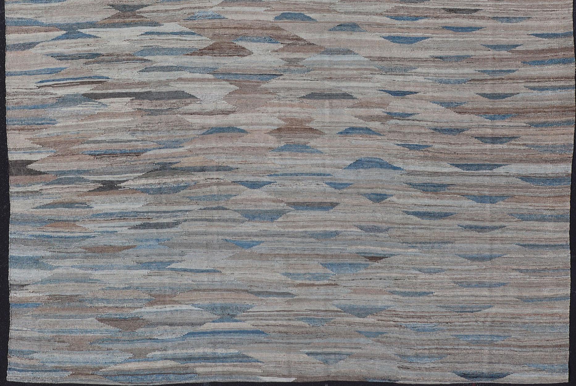 Tissé à la main  Kilim moderne avec motif géométrique en  variation de tons bleus, bruns, bronzés et neutres en vente