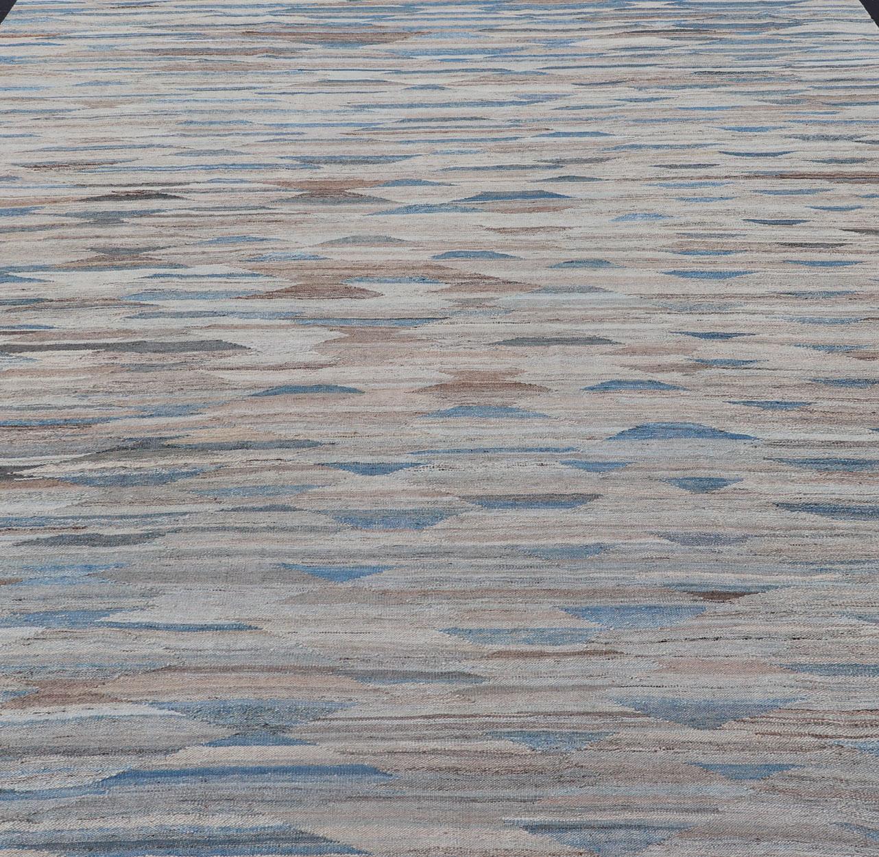  Kilim moderne avec motif géométrique en  variation de tons bleus, bruns, bronzés et neutres Excellent état - En vente à Atlanta, GA