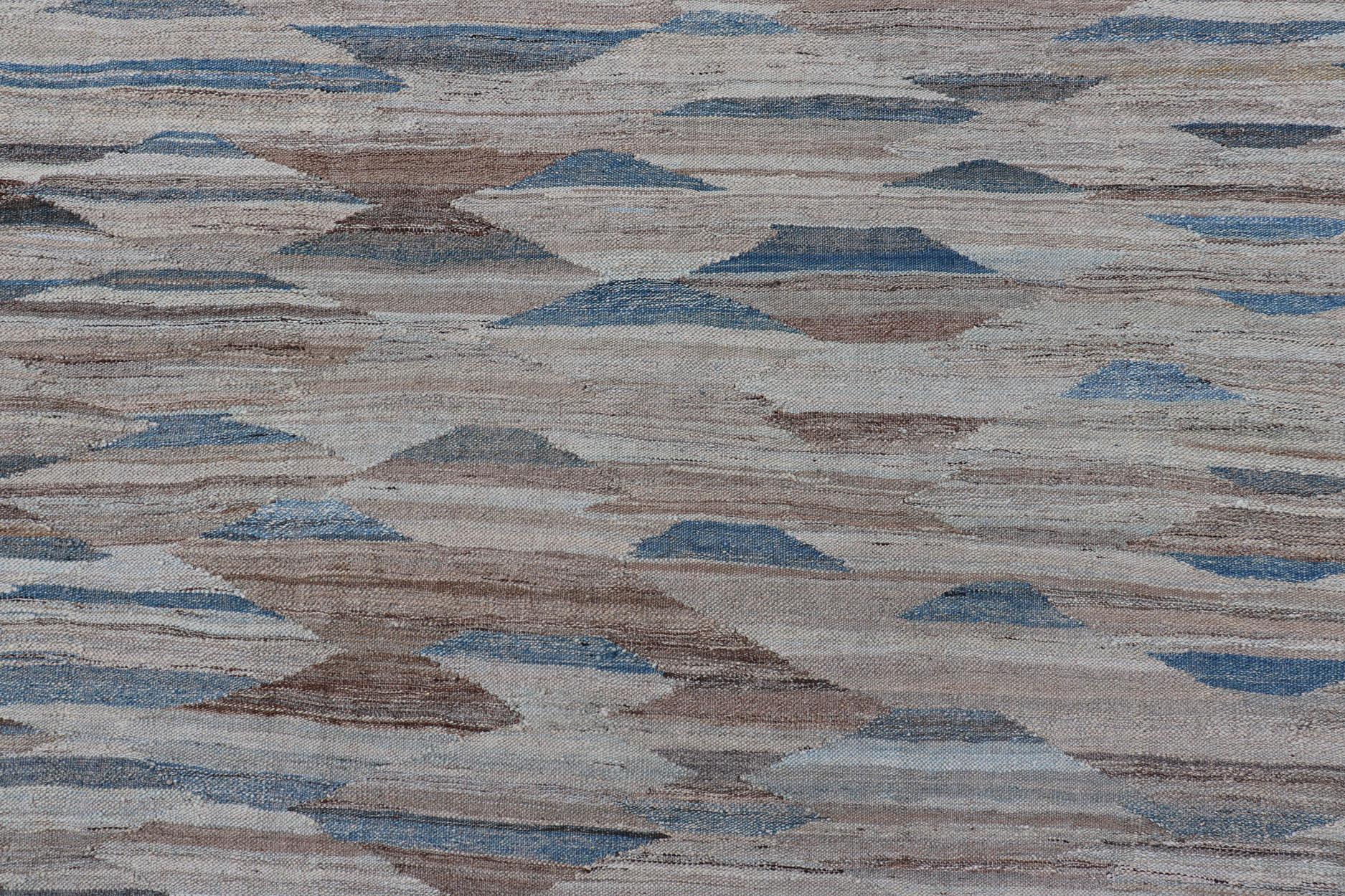 Laine  Kilim moderne avec motif géométrique en  variation de tons bleus, bruns, bronzés et neutres en vente