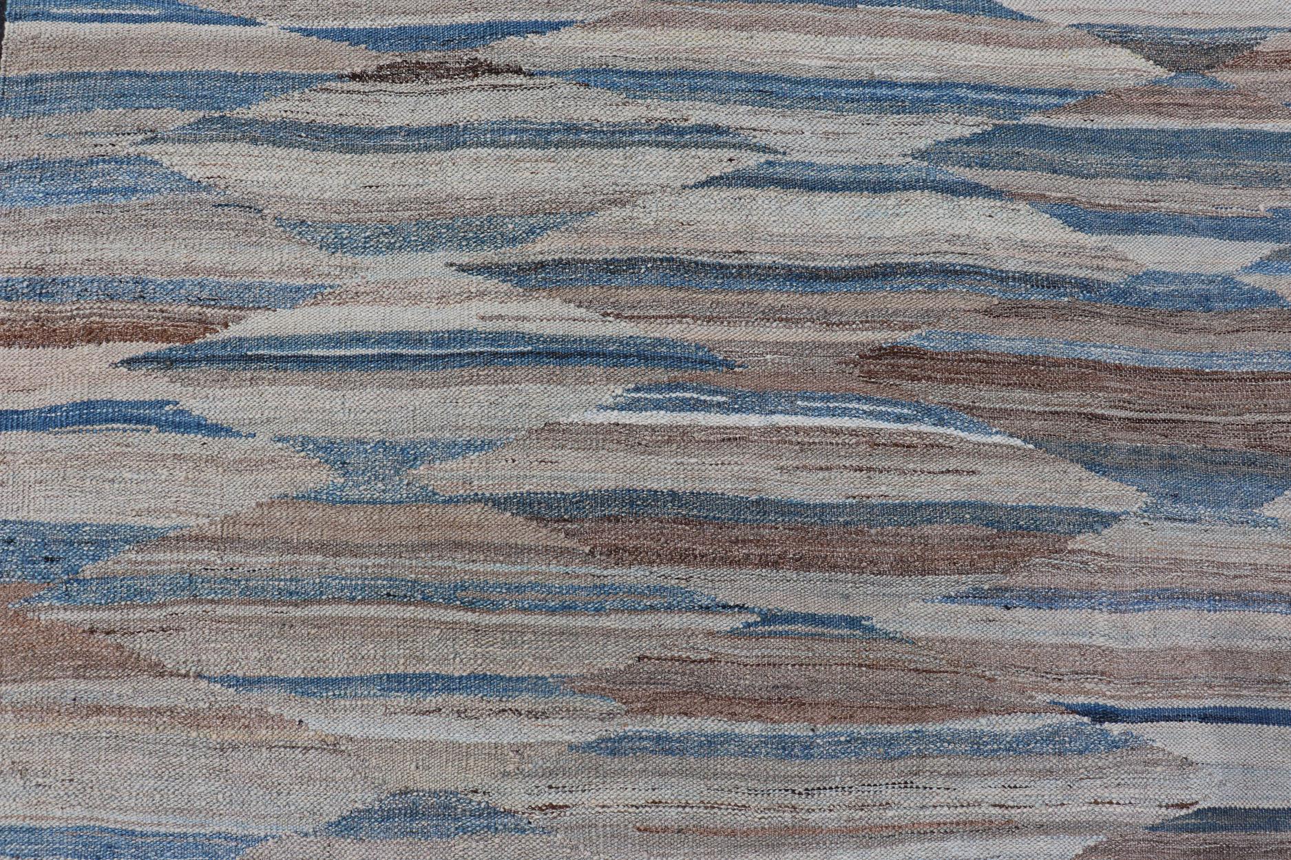  Kilim moderne avec motif géométrique en  variation de tons bleus, bruns, bronzés et neutres en vente 1