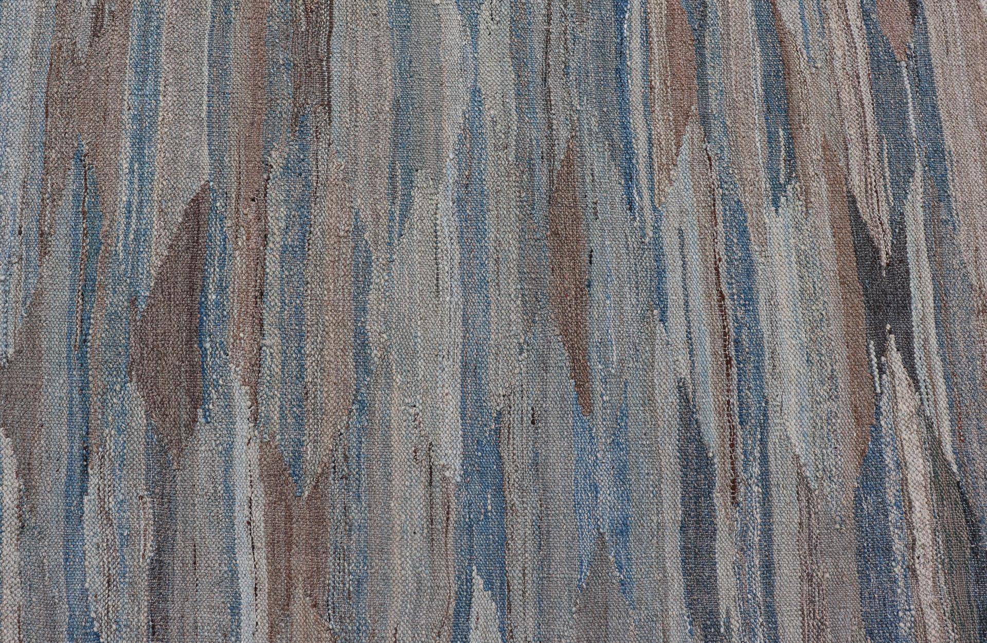  Kilim moderne avec motif géométrique en  variation de tons bleus, bruns, bronzés et neutres en vente 2