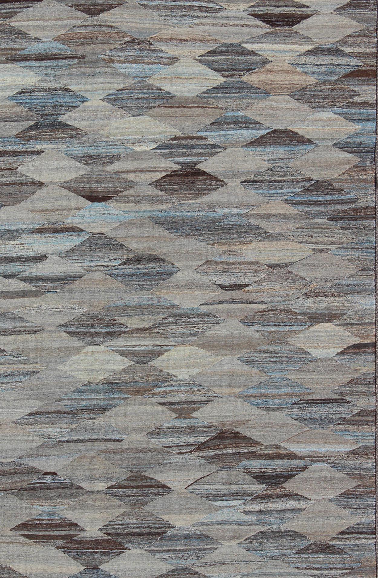 Alfombra Kilim de tejido plano, moderna y desenfadada. Diseño geométrico Kilim afgano moderno en tonos neutros, carbón, gris, azul y marrón. Keivan Woven Arts / Alfombra AFG-13481, país de origen / tipo: Afganistán / Kilim

El diseño único de esta