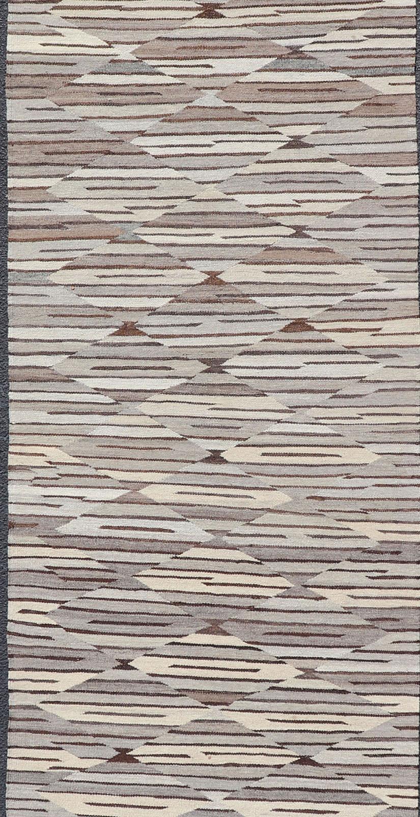 Langer feiner Kelim-Läufer in Anthrazit, Grau und Braun in modernem geometrischem Design (Türkisch) im Angebot