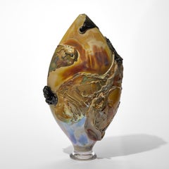 Neutres I, vase sculptural en verre texturé ocre, noir et or par Bethany Wood