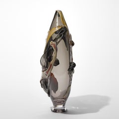 Neutrals II, une sculpture en verre texturé gris taupe et noir de Bethany Wood