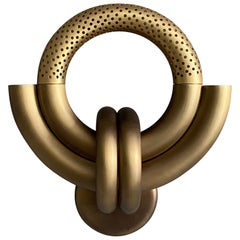 Applique Neutron, Ottone spazzolato di Lara Bohinc