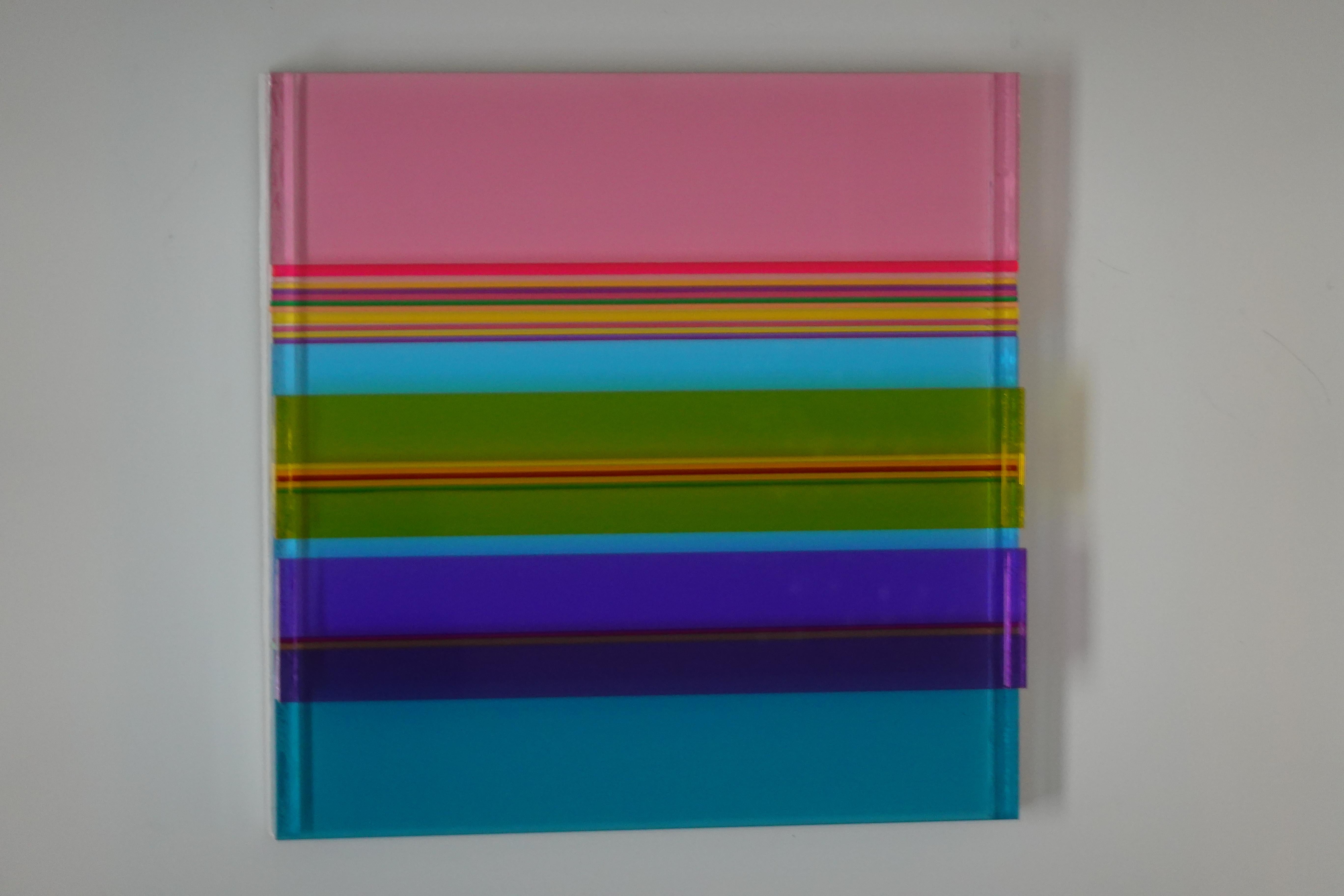 Amanecer Cromático, Plexiglás, Escultura de Pared, Colorido, Dimensional, Único - Sculpture Contemporáneo de Neva Delihas Setlow
