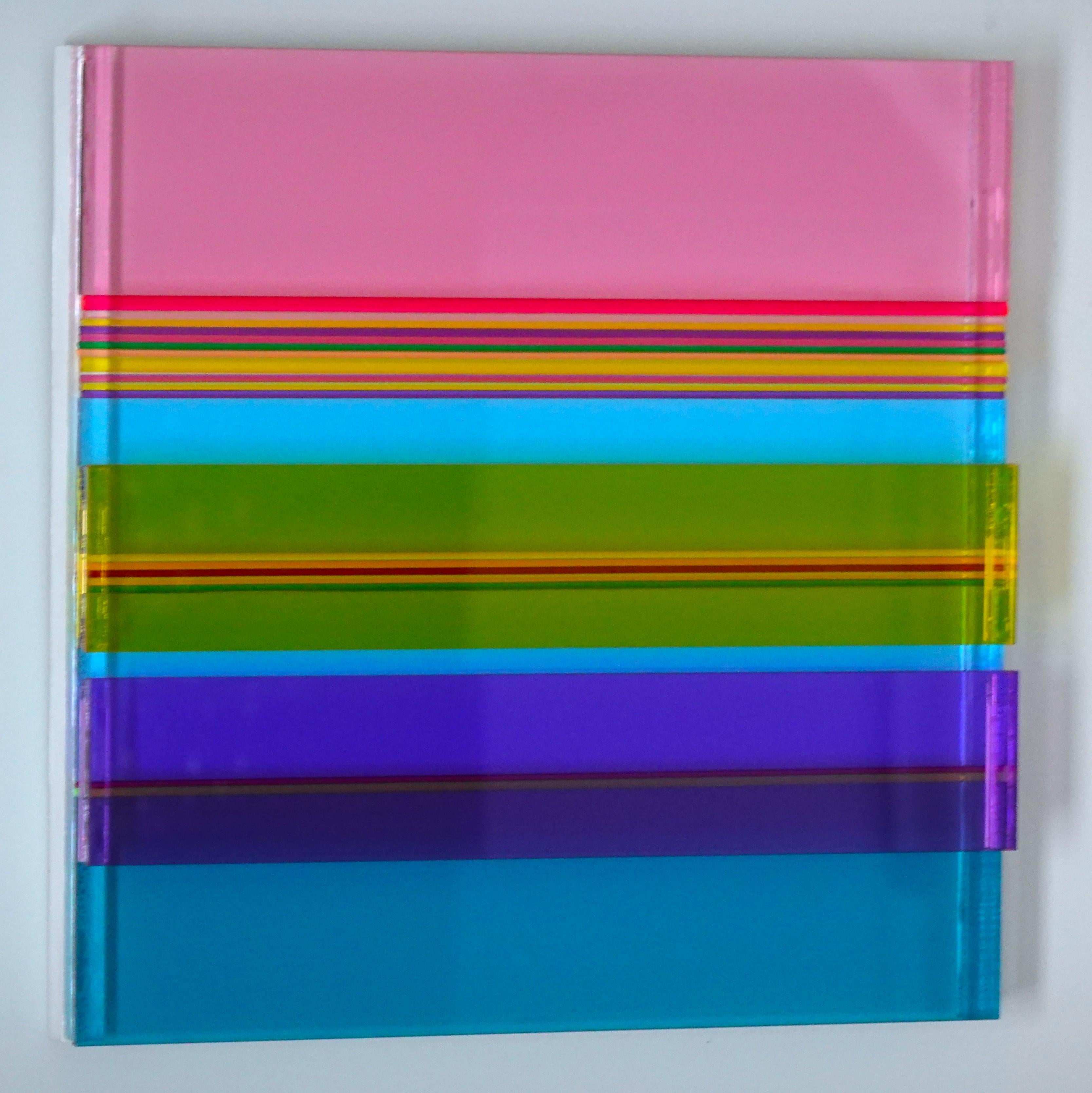 Amanecer Cromático, Plexiglás, Escultura de Pared, Colorido, Dimensional, Único - Abstract Sculpture Marrón de Neva Delihas Setlow