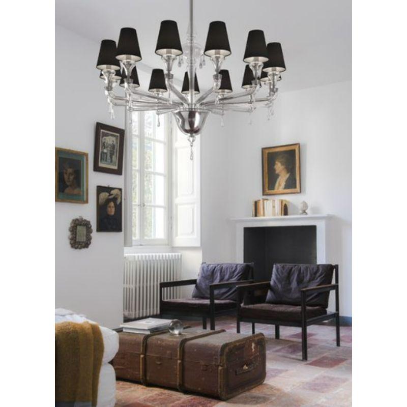 Decorating with a chandelier in Venetian crystal from this collection means adding elegance and character to spaces, even when their styles differ. The rectilinear arms, almost without curvature, are the characteristic feature, supporting slender,