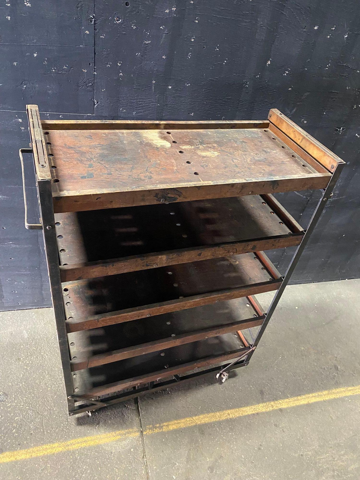 Set di tre scaffalature industriali antiche Marin. Ne abbiamo tre, ma sono disponibili come unità singole. Costruite in ferro angolare, legno e masonite, trasudano stile e qualità dell'inizio del XX secolo.