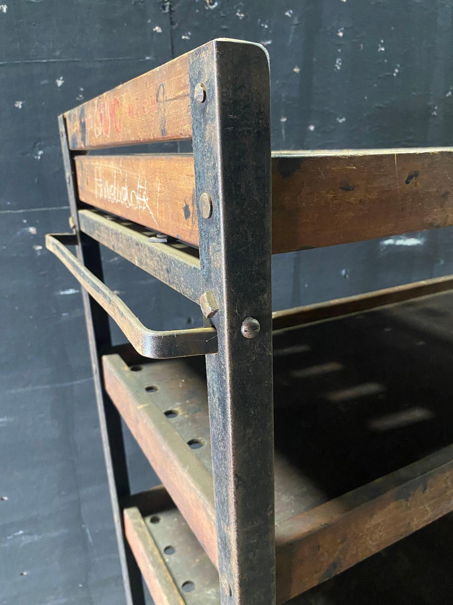 Set di tre scaffalature in legno Nevarax Industrial Antique Angle Iron Wood In condizioni buone in vendita a Asbury Park, NJ