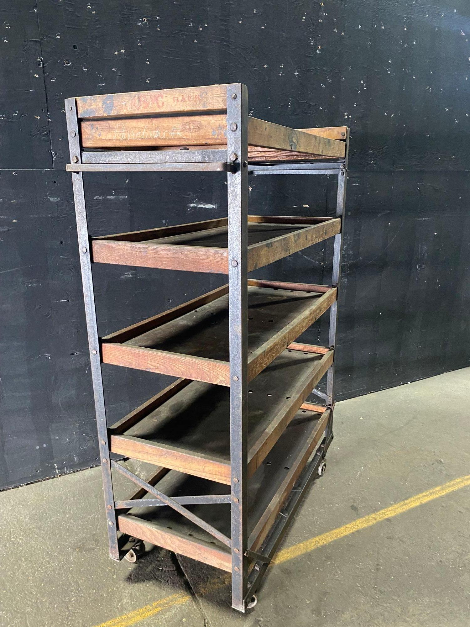 Inizio XX secolo Set di tre scaffalature in legno Nevarax Industrial Antique Angle Iron Wood in vendita