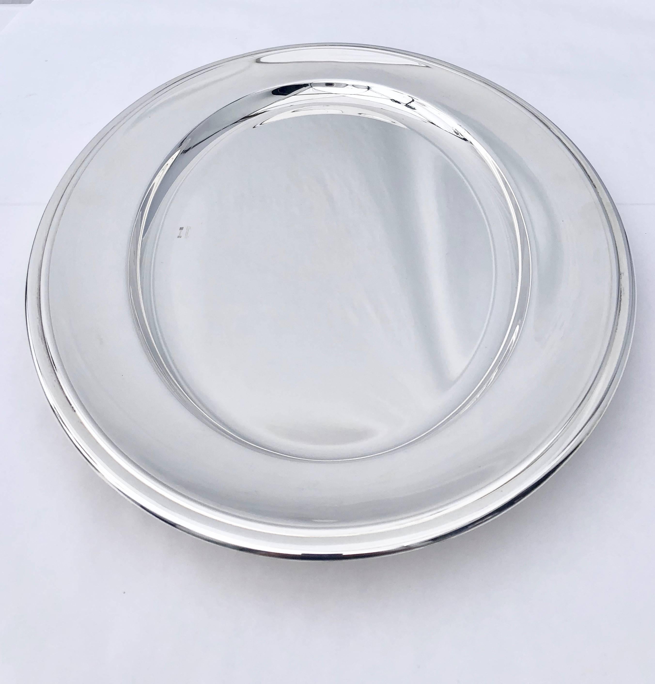 This is a beautiful Christofle, never used, silver plated oval serving platter. The model is called Vibrations, very pure and elegant. It is in its original box.
Size: 12.25 x 17.5.