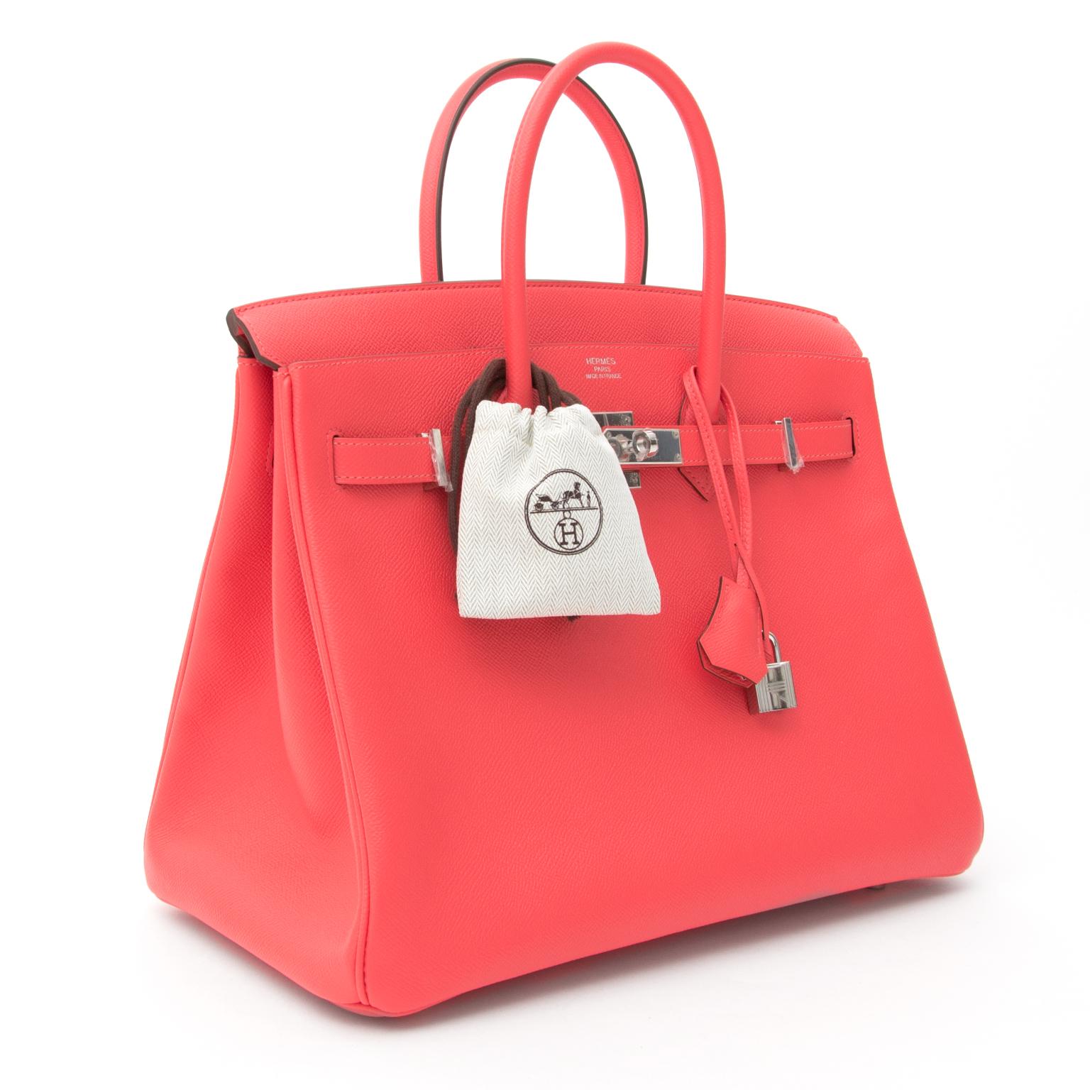 Tout neuf

Hermès Birkin 35 EPsom Rose Jaipur PHW

Ce sac Hermès Birkin frais a été réalisé en cuir Epsom, un type de cuir grainé qui est rigide et conserve très bien sa forme. La couleur 'Rose Jaipur' est d'un rose étonnant et est accentuée par les