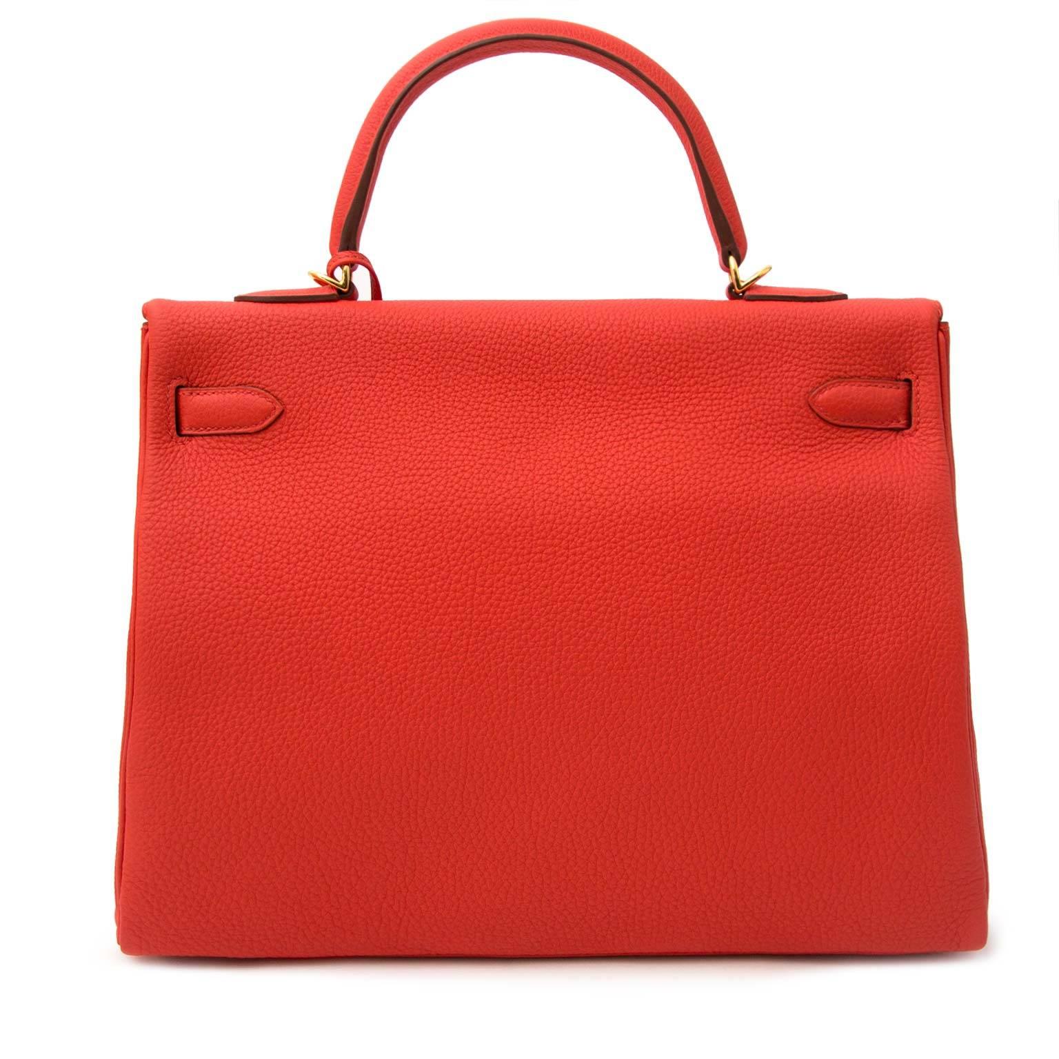 Brand new!

Hermès Kelly 35 Togo Capucine GHW + Strap

This timeless Hermès Kelly 35cm is made out of togo leather which is a very smooth and grainy leather type. The gold toned hardware accentuates the bag and gives it a chic look.

Hermès'