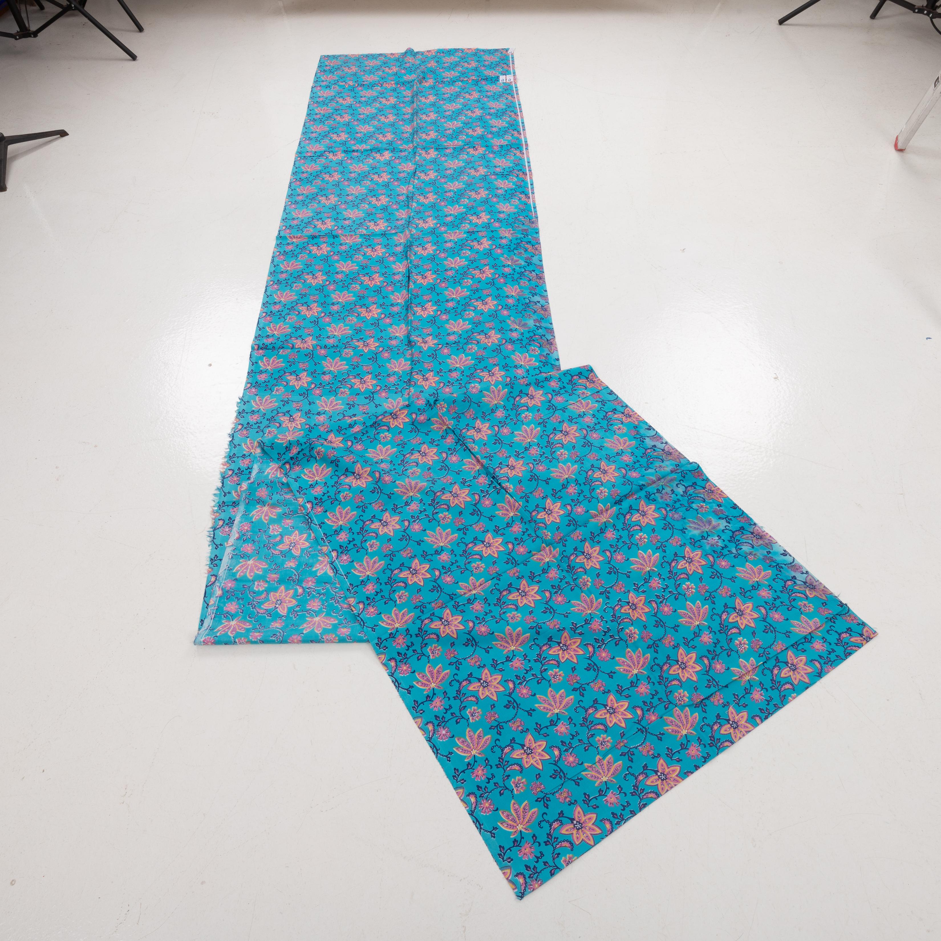 Les textiles russes imprimés au rouleau du milieu du XXe siècle occupaient une place à part sur le marché d'Asie centrale, incarnant une fusion vibrante de l'expression artistique et de la fonctionnalité utilitaire. Ces textiles se caractérisent par