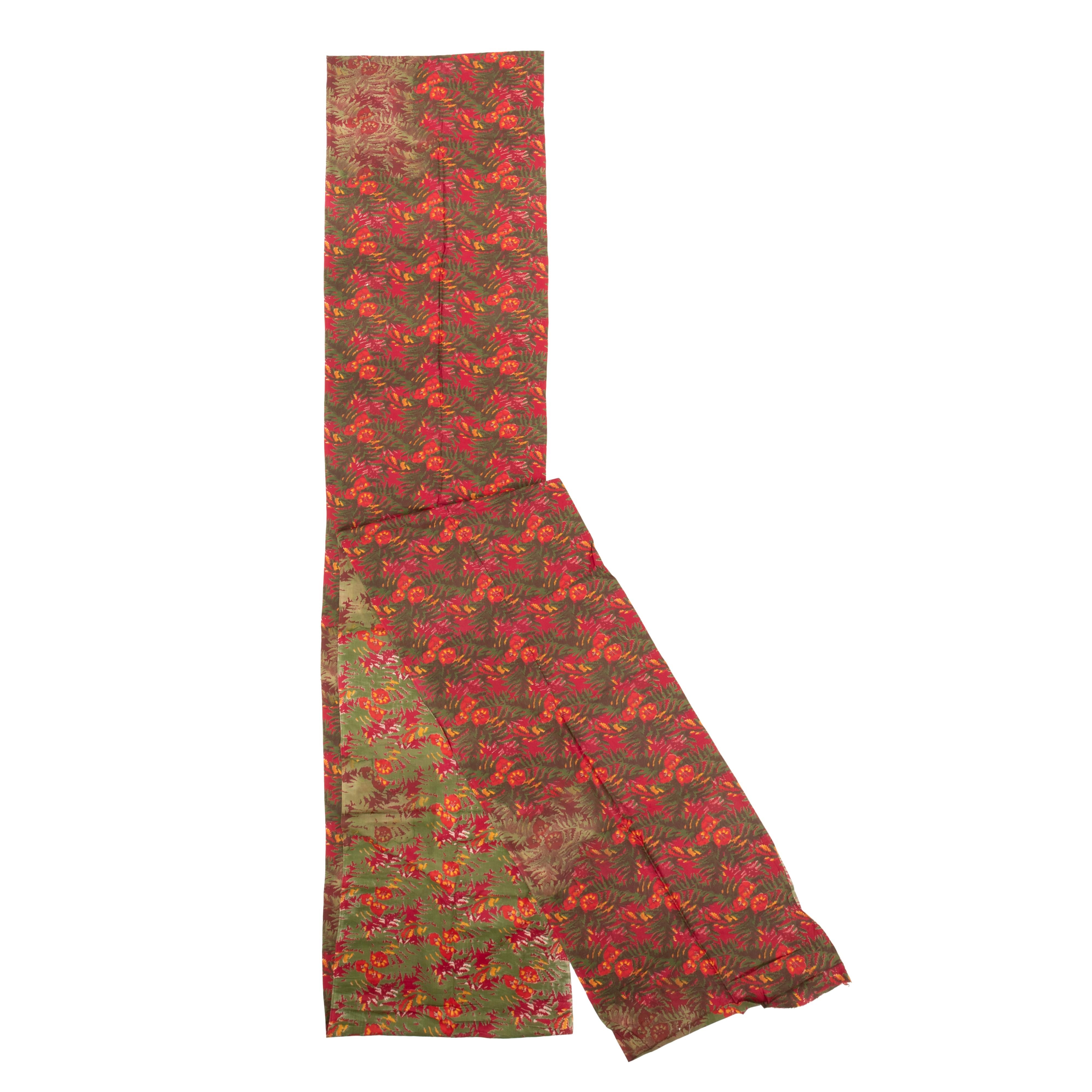 Les textiles russes imprimés au rouleau du milieu du XXe siècle occupaient une place à part sur le marché d'Asie centrale, incarnant une fusion vibrante de l'expression artistique et de la fonctionnalité utilitaire. Ces textiles se caractérisent par
