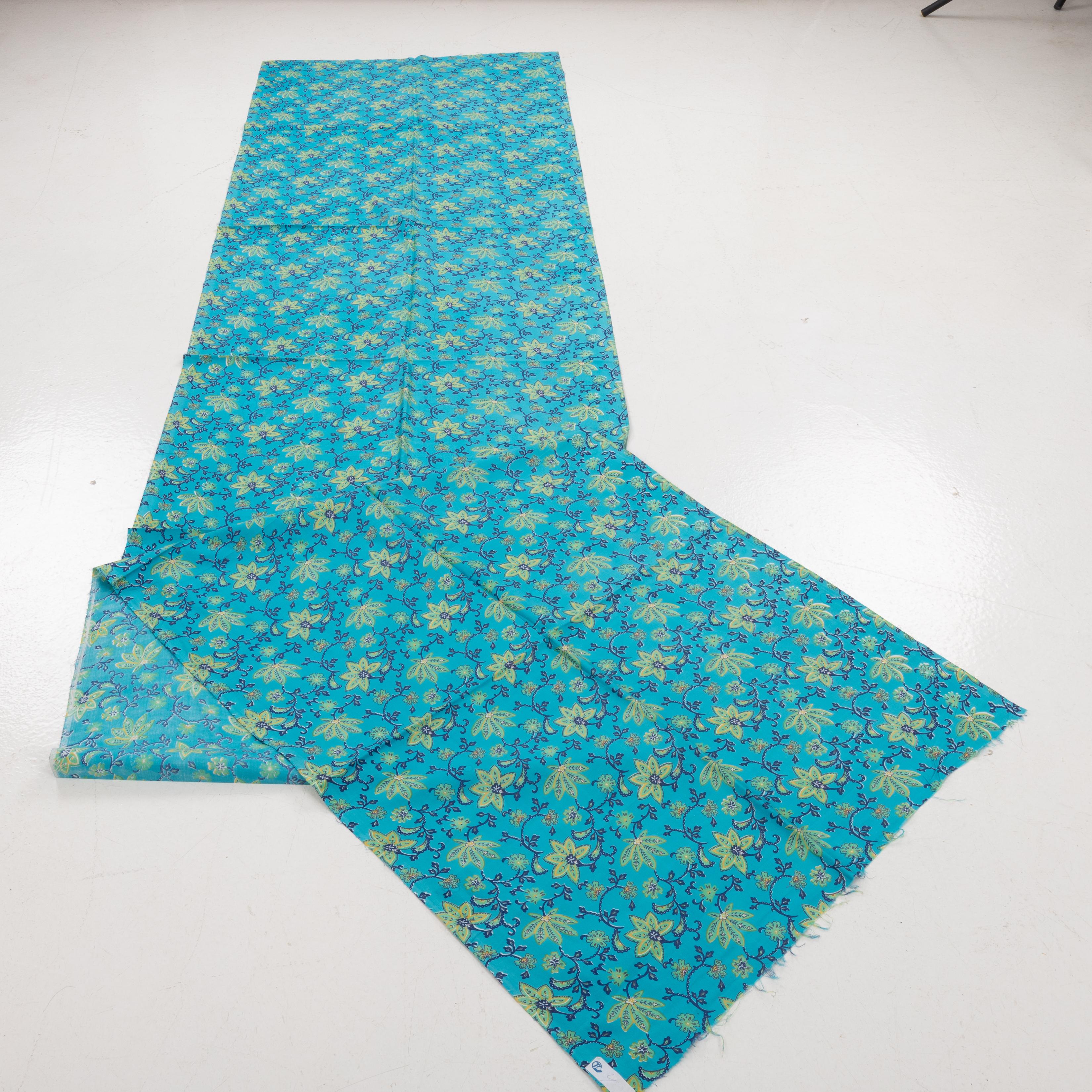 Les textiles russes imprimés au rouleau du milieu du XXe siècle occupaient une place à part sur le marché d'Asie centrale, incarnant une fusion vibrante de l'expression artistique et de la fonctionnalité utilitaire. Ces textiles se caractérisent par
