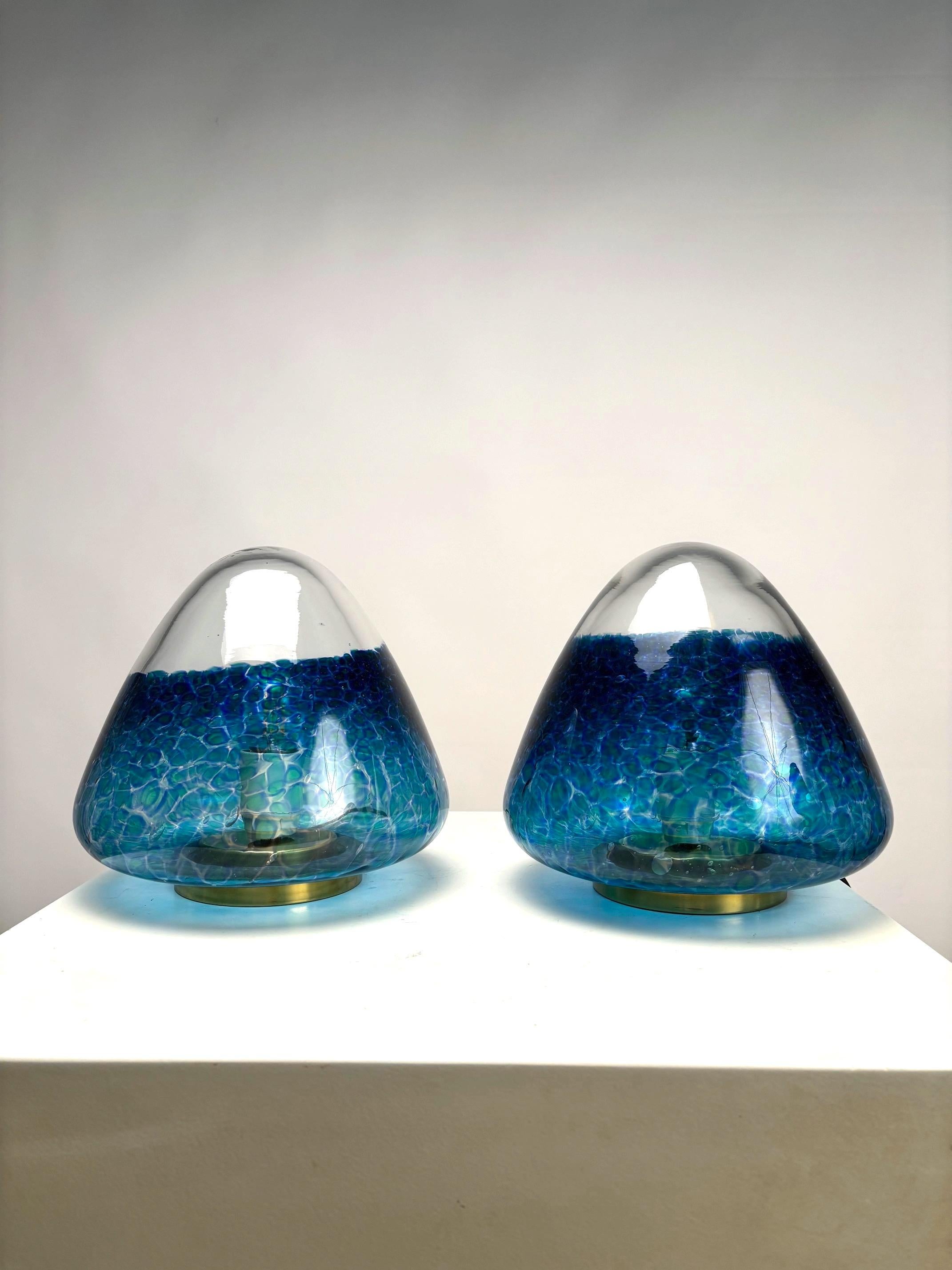 
Extraordinaire paire de lampes de table en verre de Murano, avec leur Murrine bleu elles coloreront votre environnement domestique d'une belle lumière chaude.
 Il s'agit d'œuvres en verre soufflé, et toutes les Murrine internes sont différentes les
