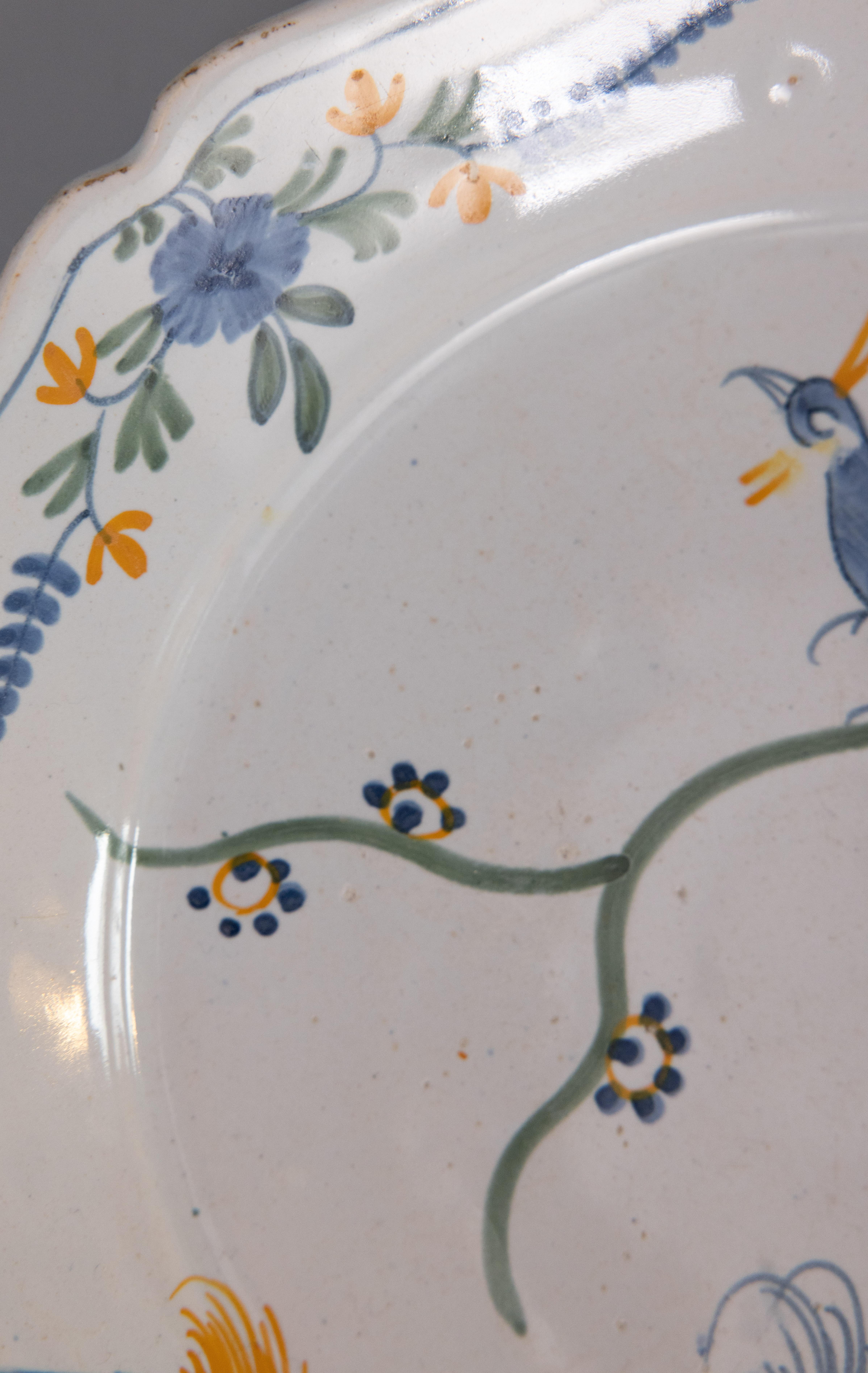 Français Oiseau de Nevers Assiette en faïence polychrome étamée du 18ème siècle en vente