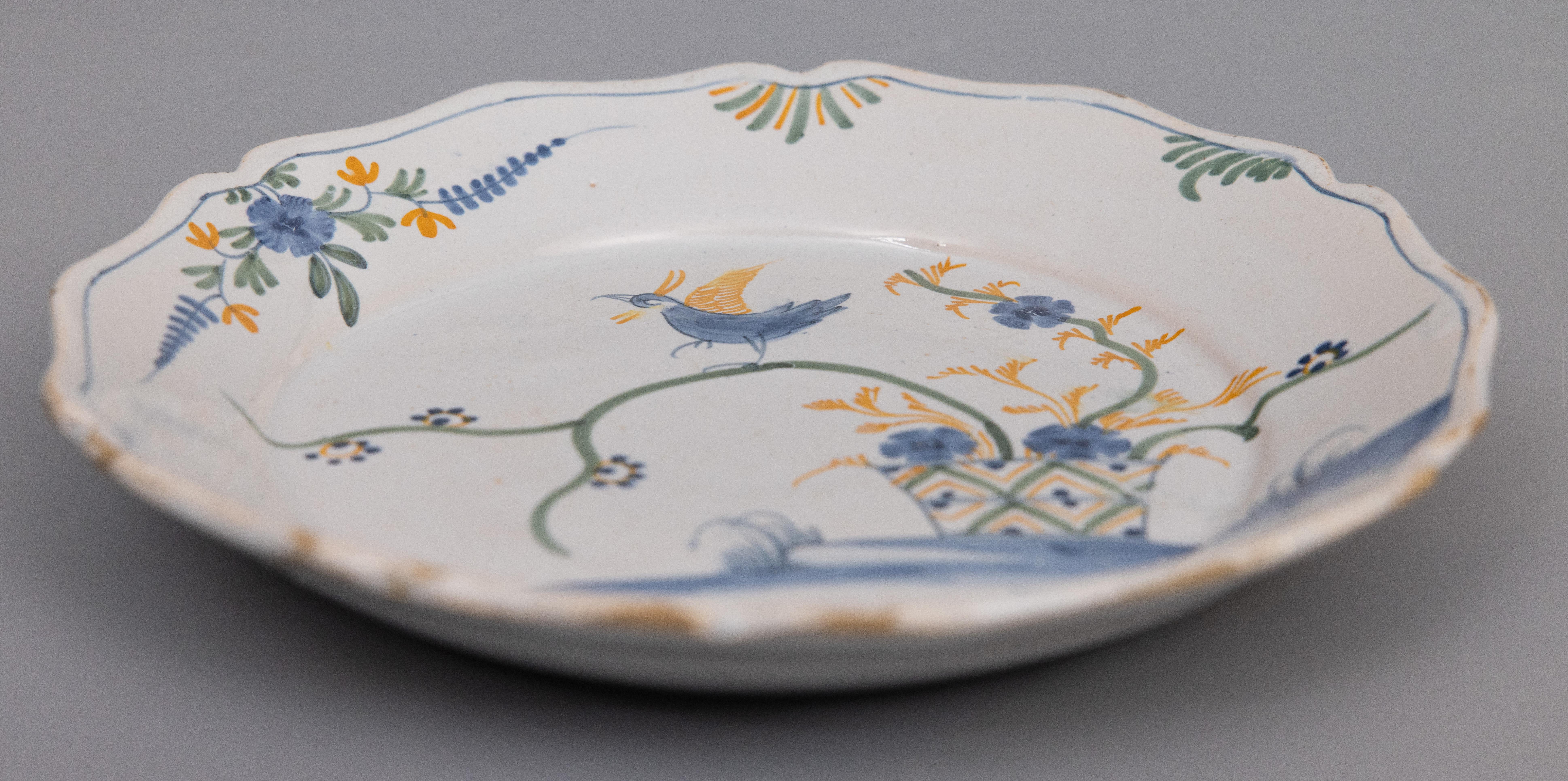 Cuit Oiseau de Nevers Assiette en faïence polychrome étamée du 18ème siècle en vente
