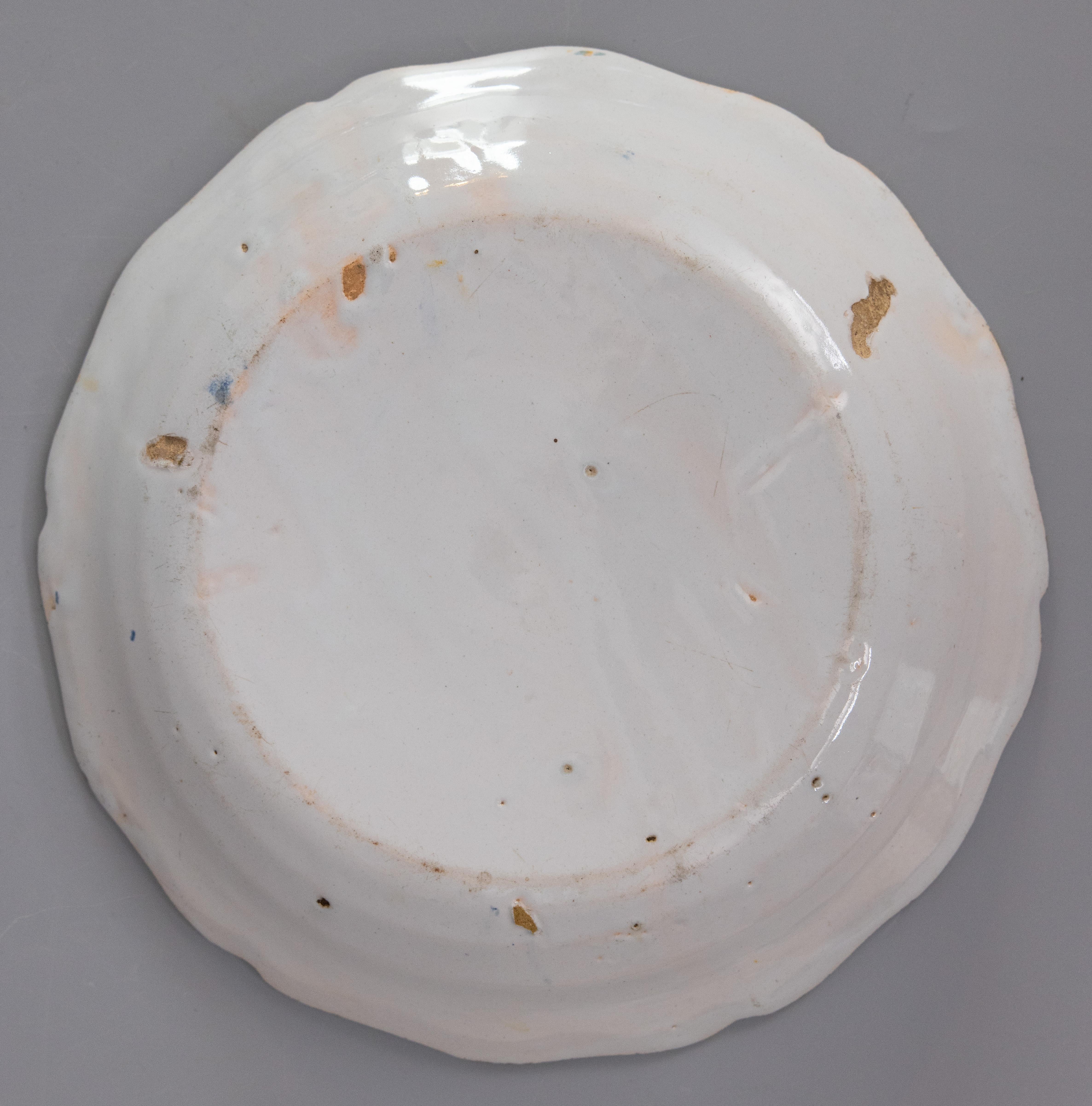 Oiseau de Nevers Assiette en faïence polychrome étamée du 18ème siècle Bon état - En vente à Pearland, TX