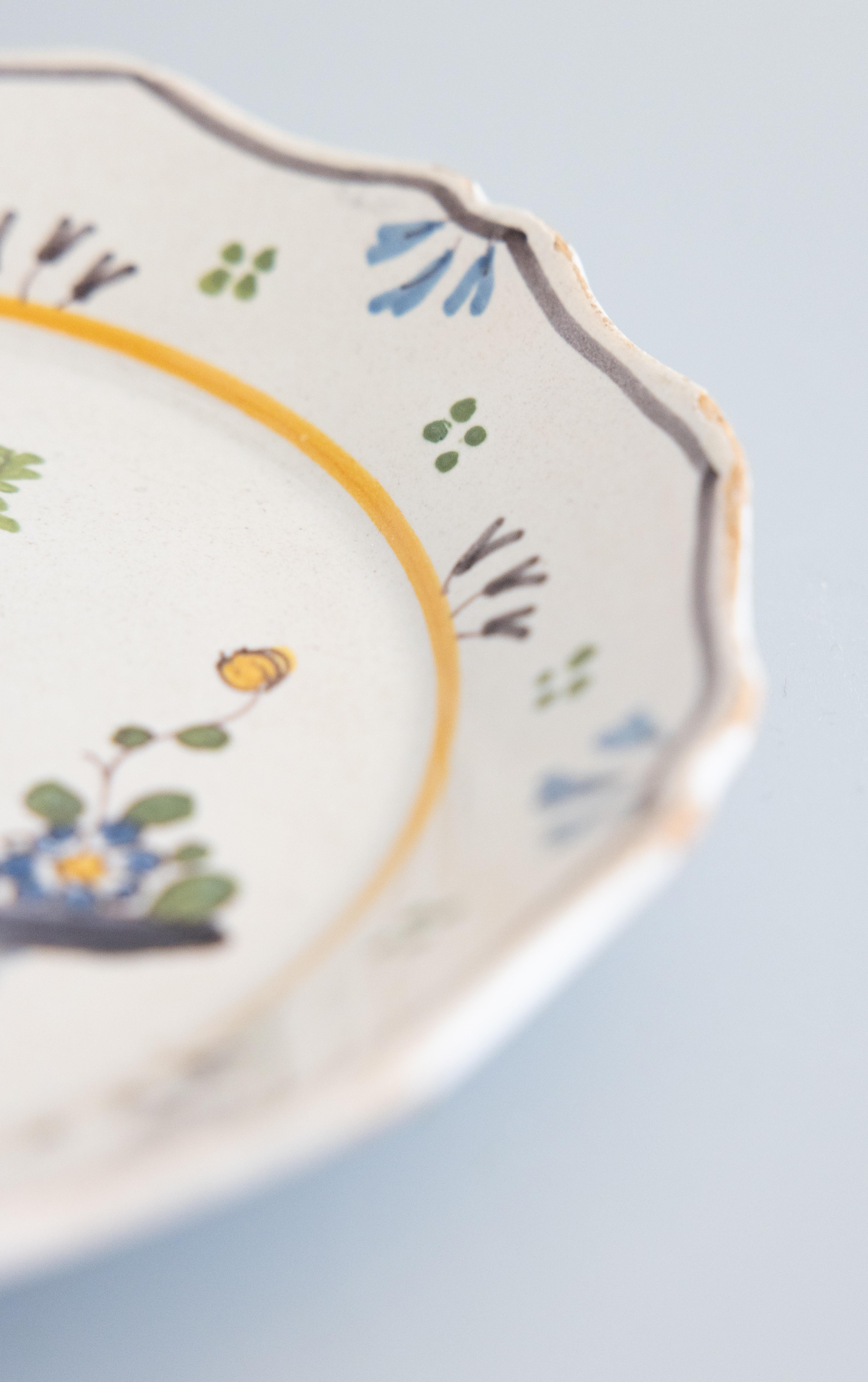 18th Century French Nevers Polychrome Tin-Glazed Faïence Bird Plate For Sale 1