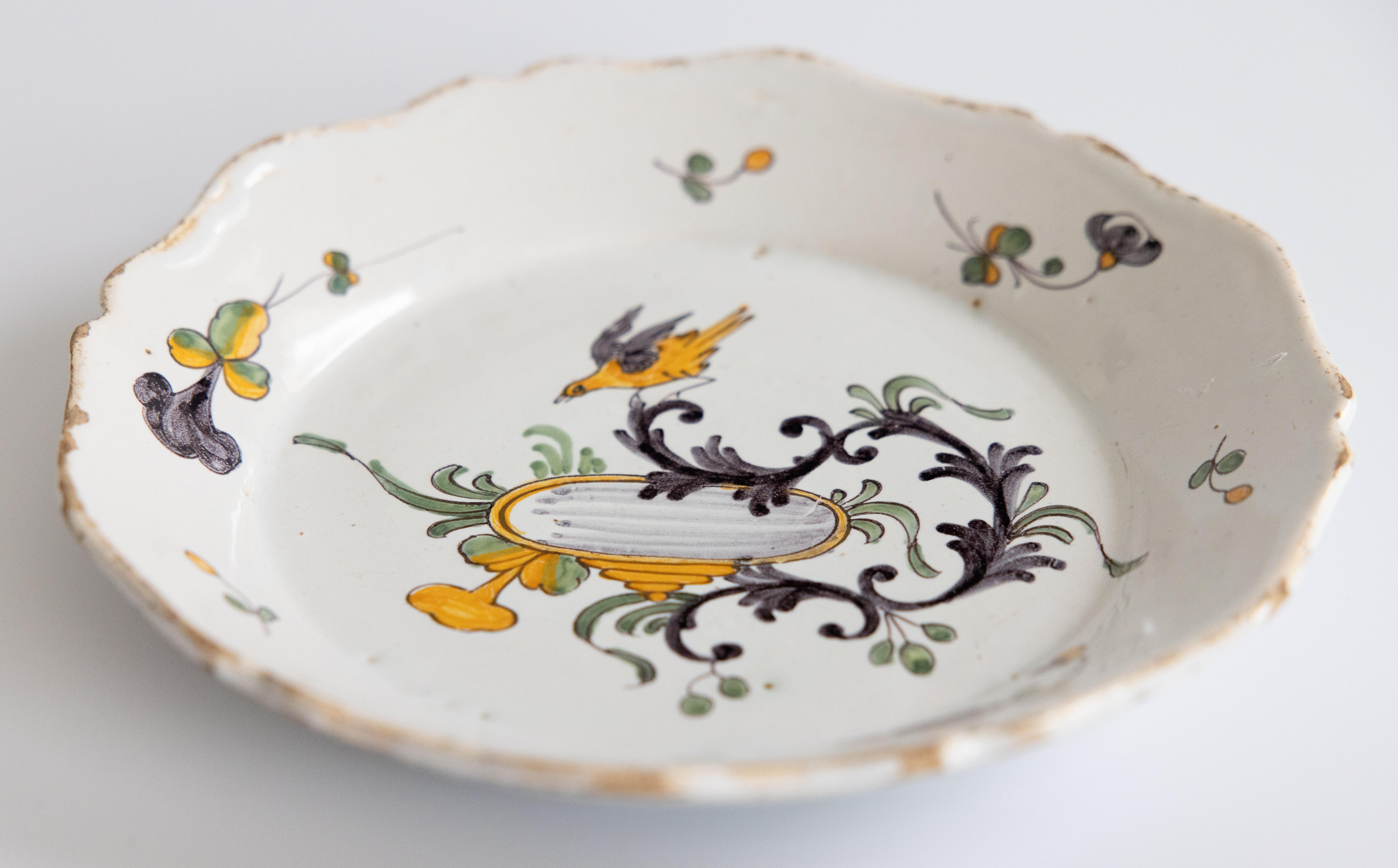 Pajarera de Nevers Siglo XVIII Plato de estaño vidriado policromado Faïence Pintado a mano en venta