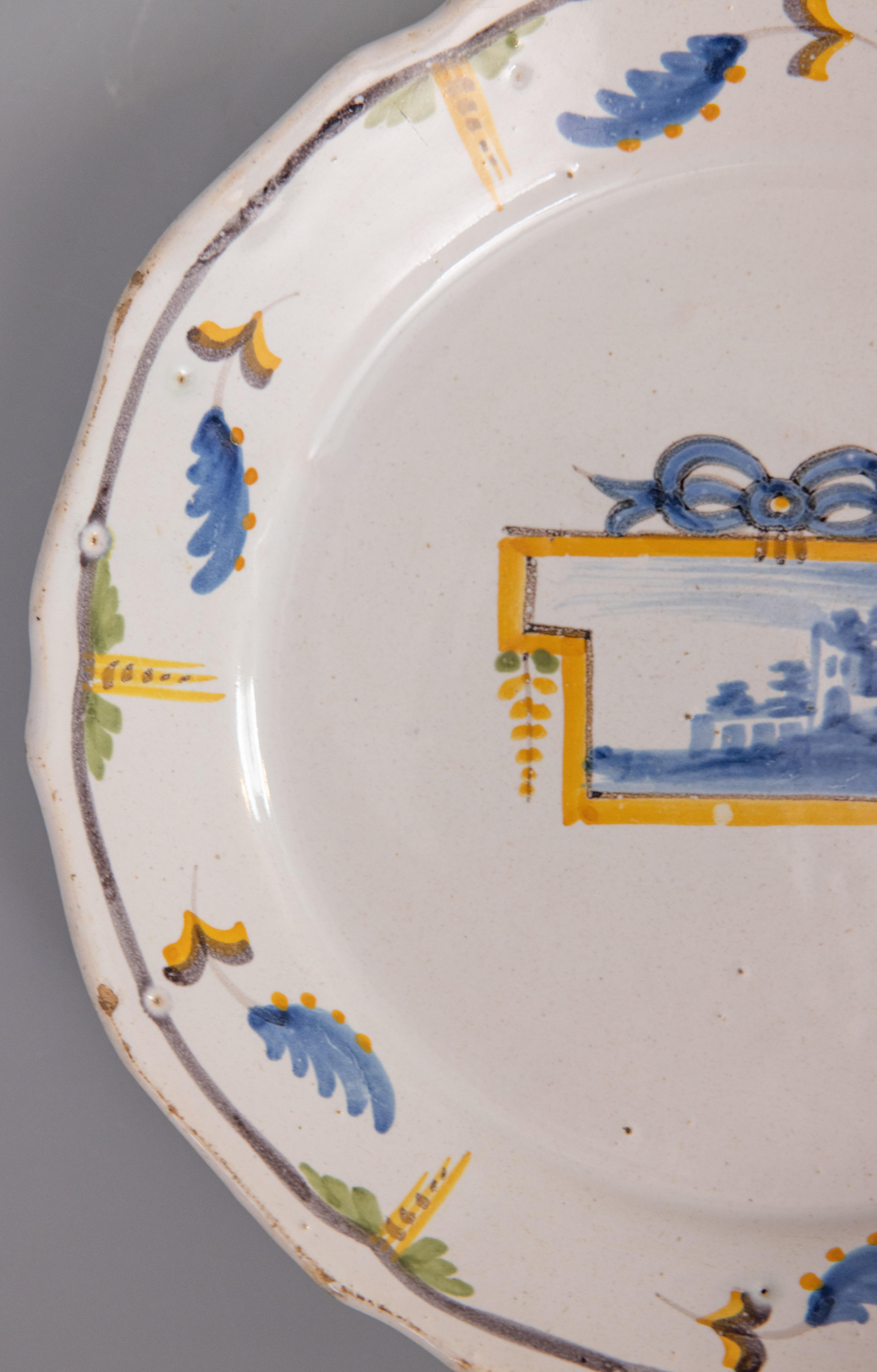 Schloss Nevers 18. Jahrhundert Polychromer zinnglasierter Fayence-Teller (Französisch) im Angebot