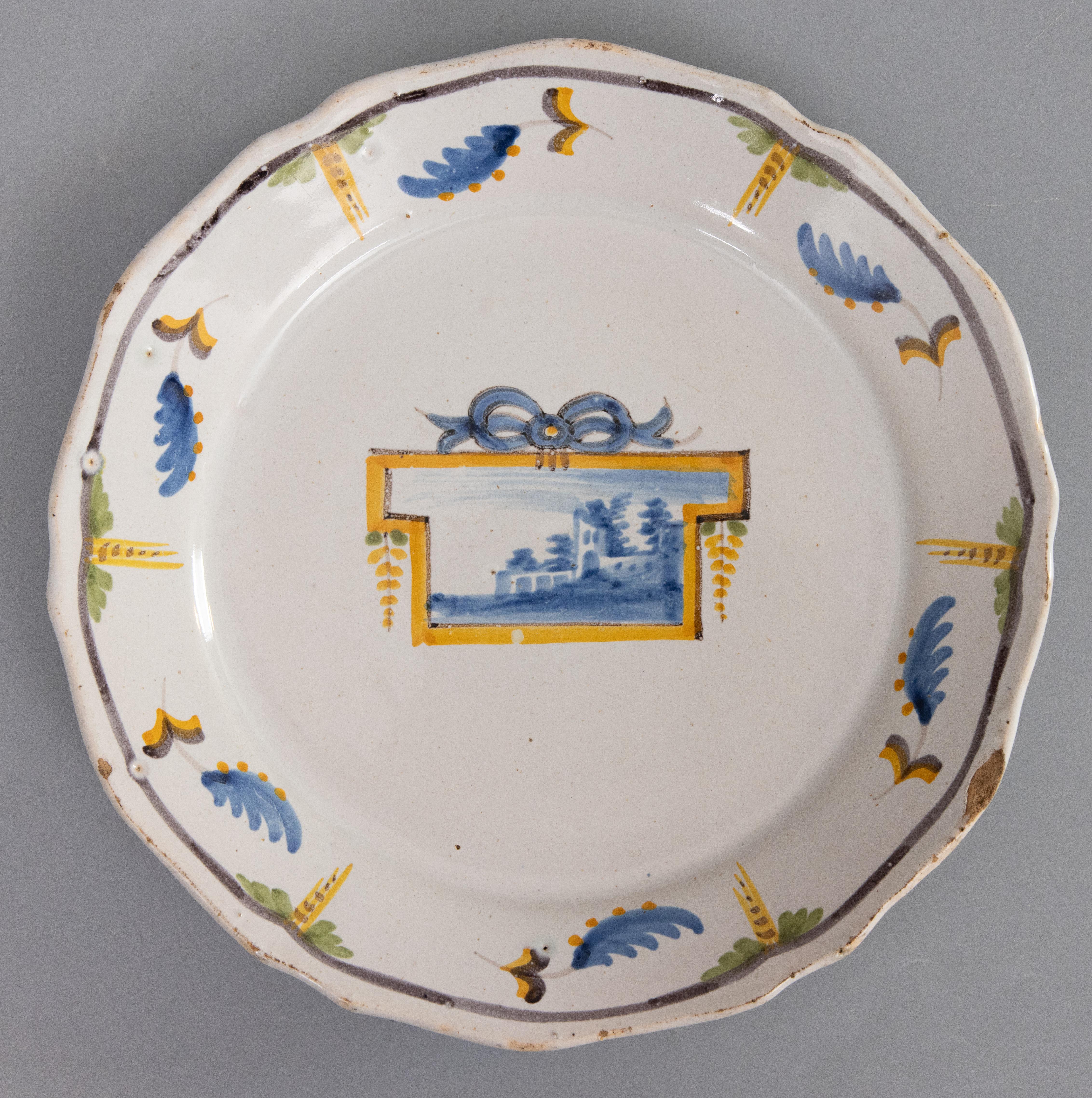 Schloss Nevers 18. Jahrhundert Polychromer zinnglasierter Fayence-Teller (18. Jahrhundert und früher) im Angebot