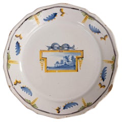 Château de Nevers, assiette en faïence polychrome du XVIIIe siècle, émaillée à l'étain