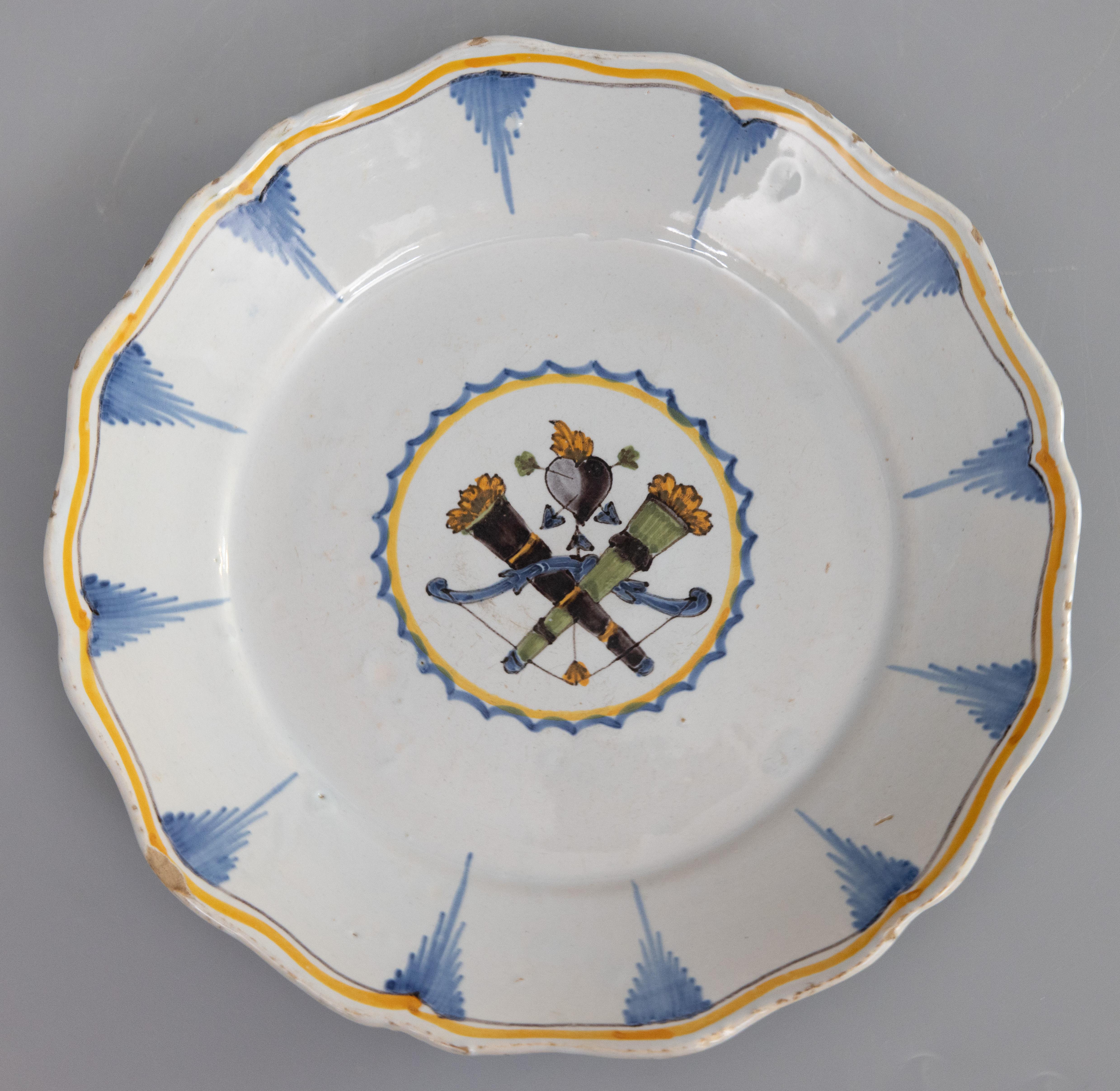 Nevers Hunting Trophy 18th Century Polychrome Tin-Glazed Faïence Plate In Good Condition For Sale In Pearland, TX