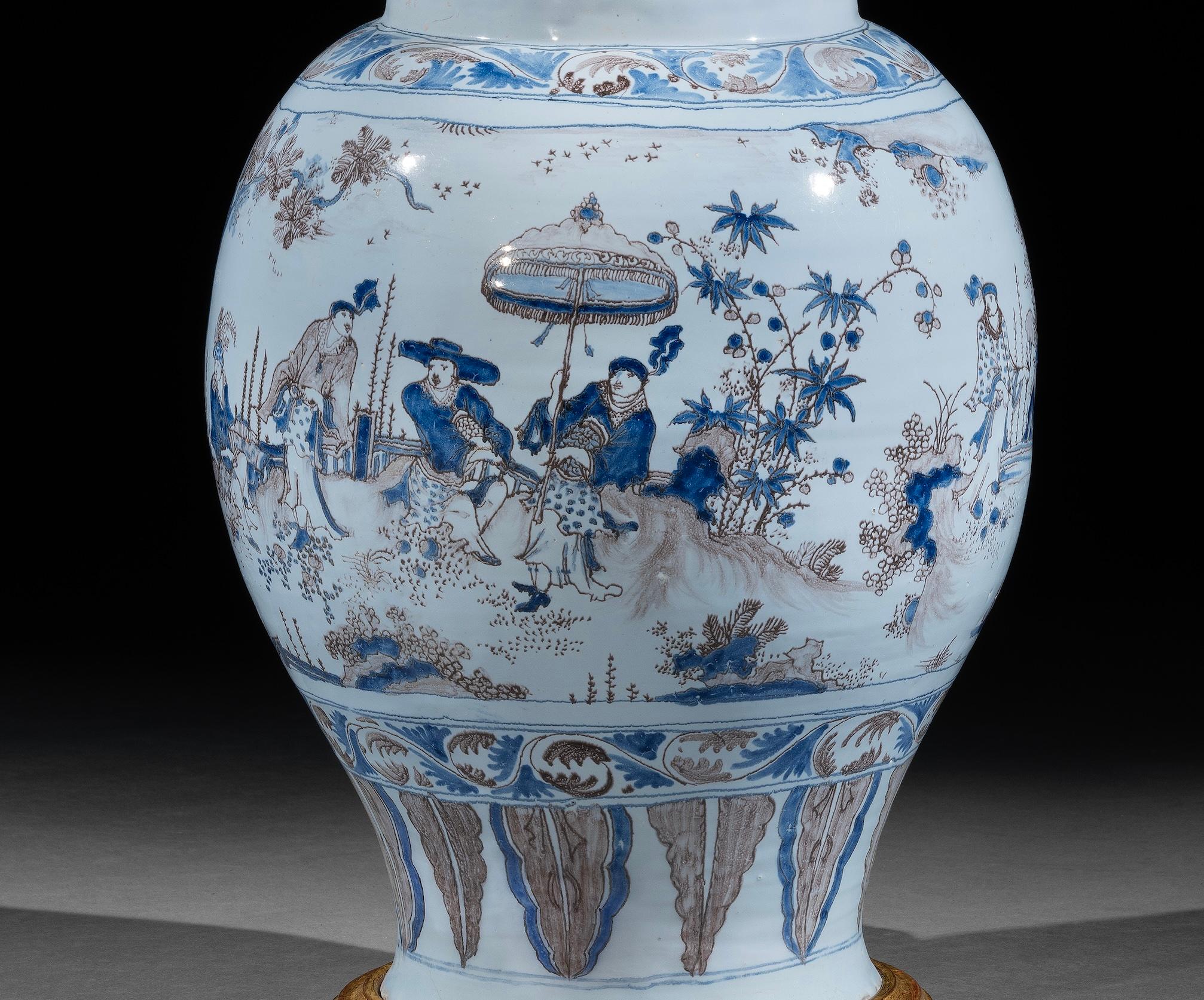Magnifique vase de Nevers en faïence française de la fin du XVIIe siècle, de forme balustre, décoré de merveilleux détails de chinoiserie dans des tons de bleu et de manganèse sur un fond bleu blanc cassé. Elle est aujourd'hui montée comme une lampe