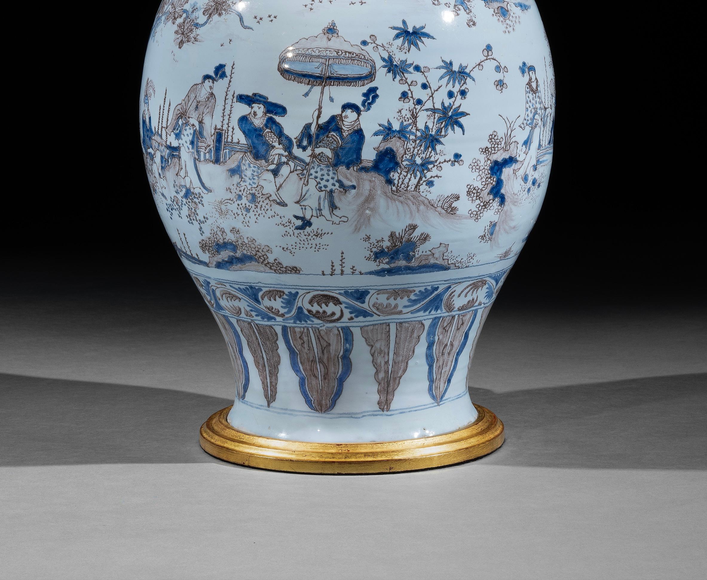 Français Lampe de table en faïence bleue de Nevers de la fin du XVIIe siècle en vente
