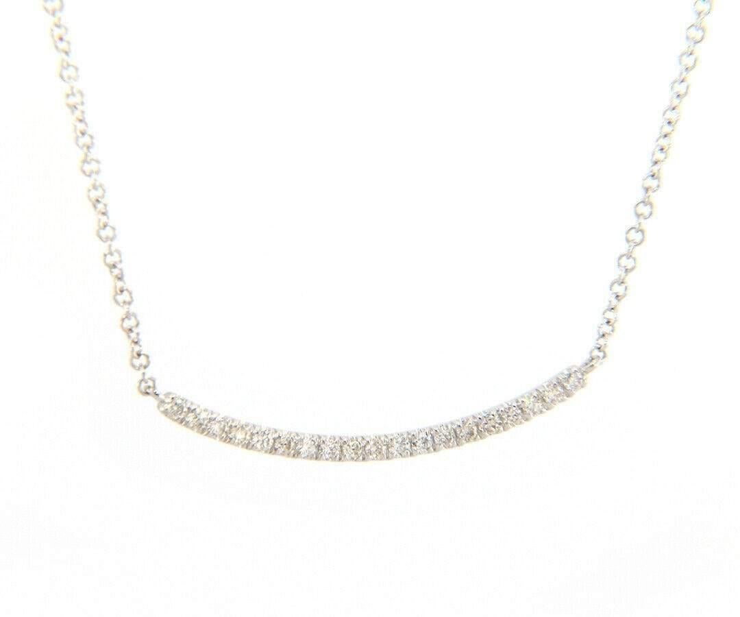 Neu 0,25ctw Diamond Curved Bar Halskette in 14K

Diamant Petite Curved Bar Halskette
14K Weißgold
Karatgewicht der Diamanten: Ca. 0,25ctw
Breite des Anhängers: ca. 27,0 MM
Länge der Halskette: Ca. 17,0 Zoll (einstellbar auf 16,0 Zoll)
Gewicht: Ca.