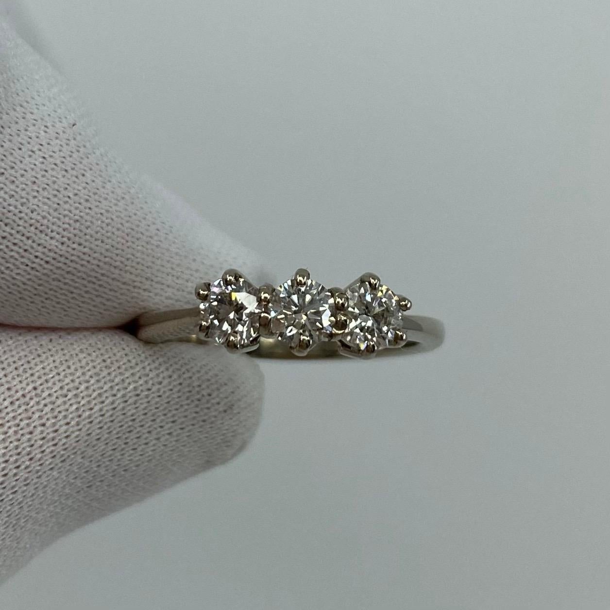 Bague en or blanc 18 carats à trois pierres avec trilogie de diamants blancs de 0,75 carat Unisexe en vente