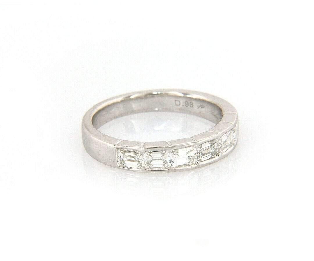 Neu 0,98ctw Baguette seitlich sechs Stein Band Ring in 18K

Baguette seitlich sechs Stein Band Ring
18K Weißgold
Karatgewicht der Diamanten: Ca. 0.98ctw
Klarheit: SI1
Farbe: I
Breite des Bandes: ca. 3.80 MM
Ringgröße: 6.50 (US)
Gewicht: Ca. 4.23