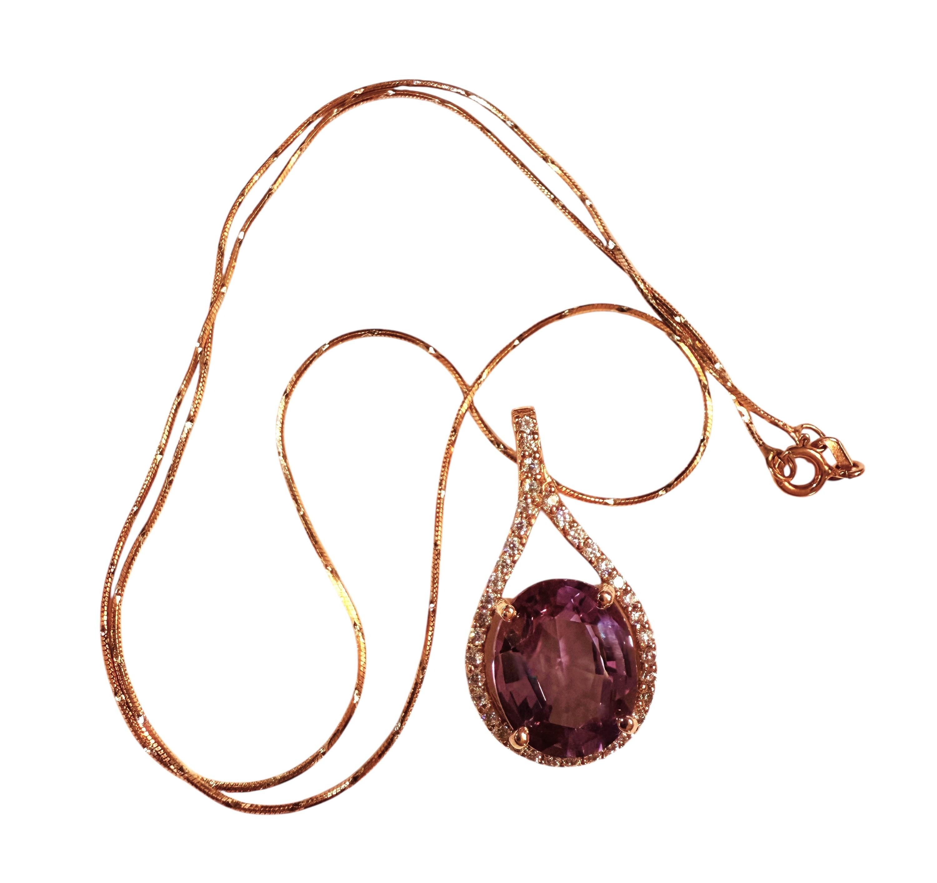 Ce pendentif est tout simplement magnifique !   Il contient une alexandrite de 10,04 carats de couleur violette/bleue changeante mesurant 14,2 x 12 mm.  Il est entouré de saphirs blancs taillés en diamant, qui remontent également le long du collier.