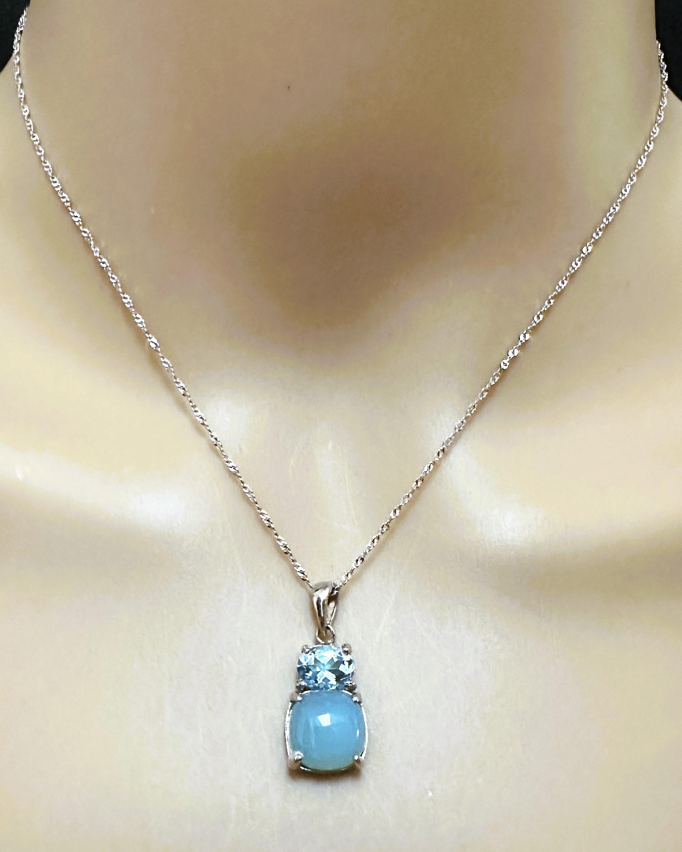 Nuova collana con ciondolo in argento con calcedonio blu da 4 carati e topazio svizzero In condizioni Nuovo in vendita a Eagan, MN