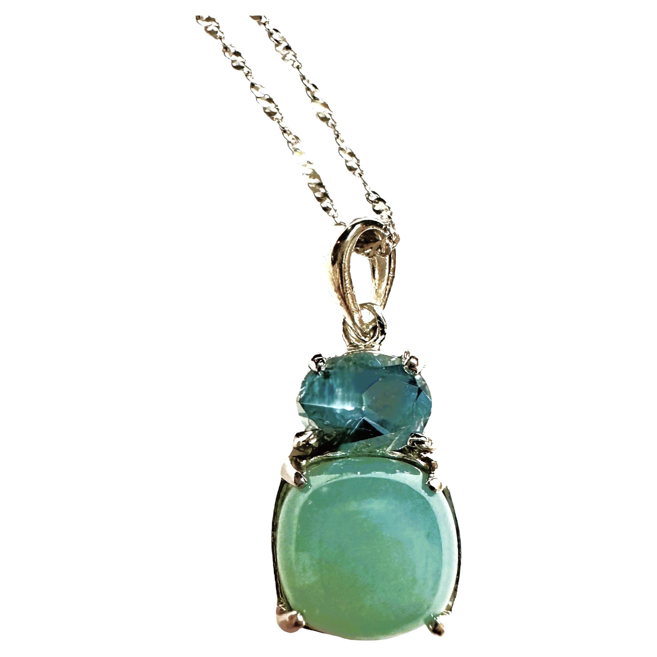 Art Déco Nuova collana con ciondolo in argento con calcedonio blu da 4 carati e topazio svizzero in vendita