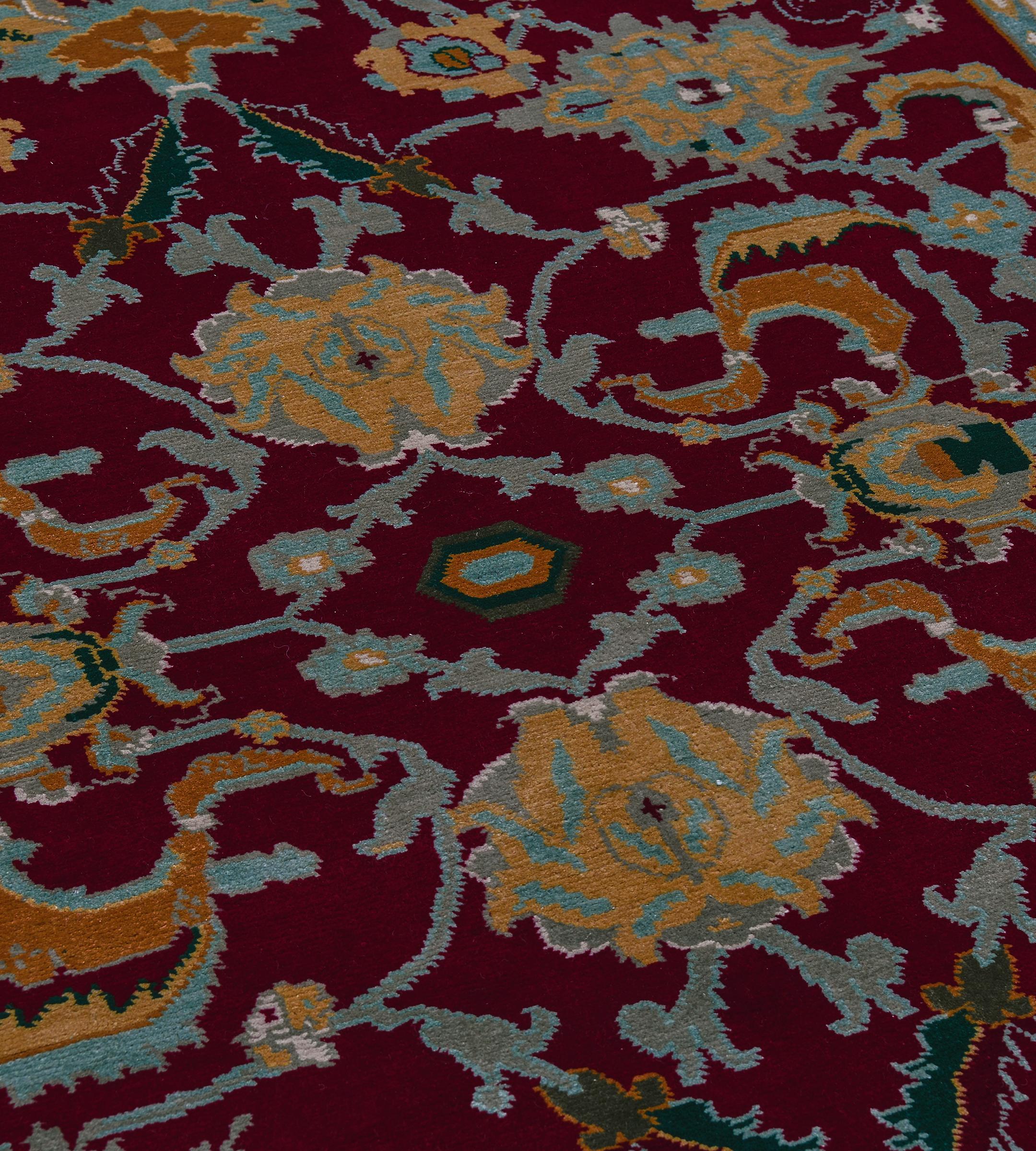 Dieser wunderschöne, von Agra inspirierte Teppich wurde in Kaschmir mit großem Geschick gewebt und zeichnet sich durch eine brillante, satte Färbung und eine erstaunliche Textur aus. Flor aus 100% natürlicher Wolle. Brandneu.
   