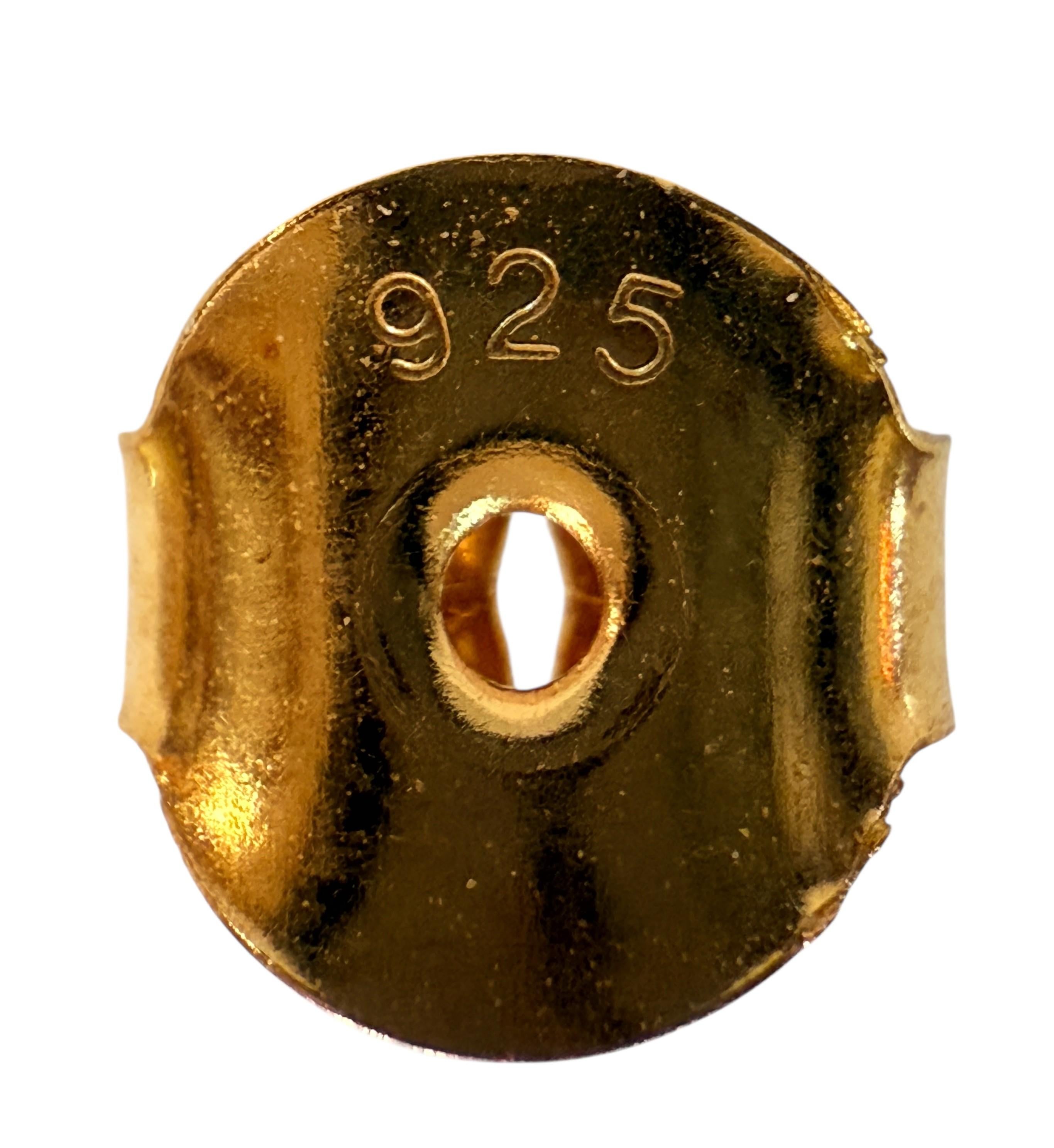 Ich liebe das Design dieser Ohrringe einfach. Auf den Ohrringen befindet sich ein wunderschöner roter Saphir im Ovalschliff, der jeweils 5.1 Karat wiegt.  Sie stammen aus Afrika und sind einfach exquisit.  Es sind sehr hochwertige Steine.  Sie