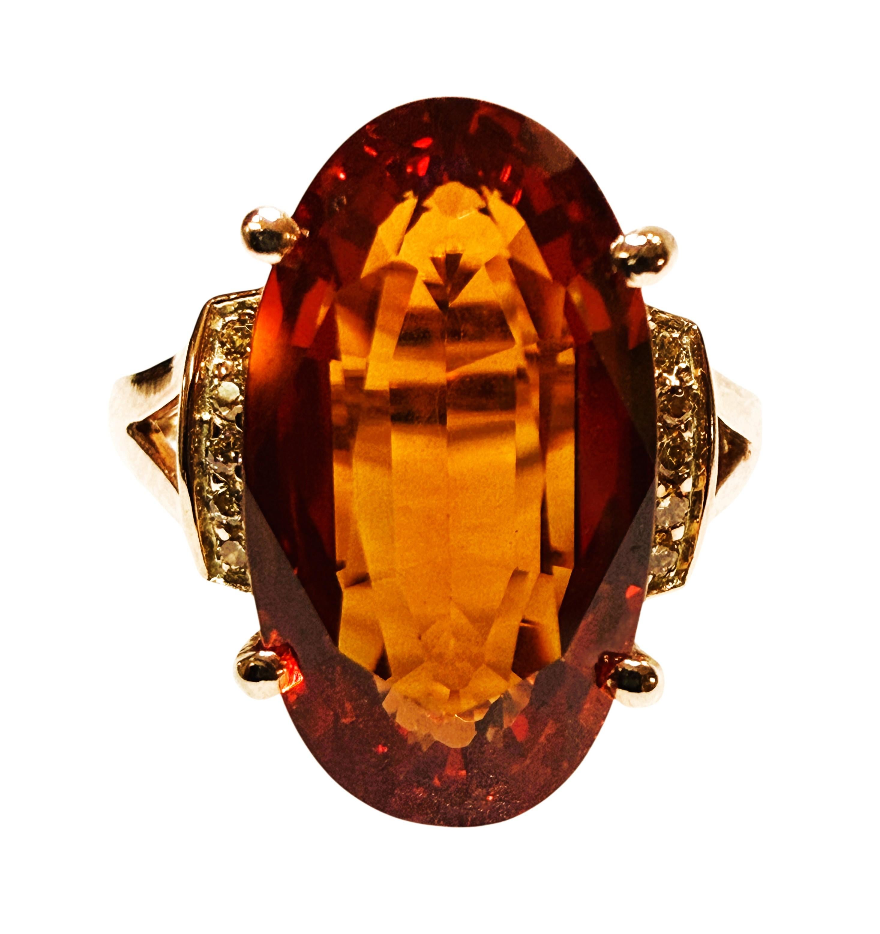 Was für ein schöner Stein in diesem Ring!  Der Ring hat die Größe 6,75.  Der Stein stammt aus Sri Lanka und ist einfach exquisit.  Es ist ein hoch bewerteter Stein.  Es ist ein oval geschliffener Stein und ist 10.85 Karat   Der Hauptstein ist 17 mm