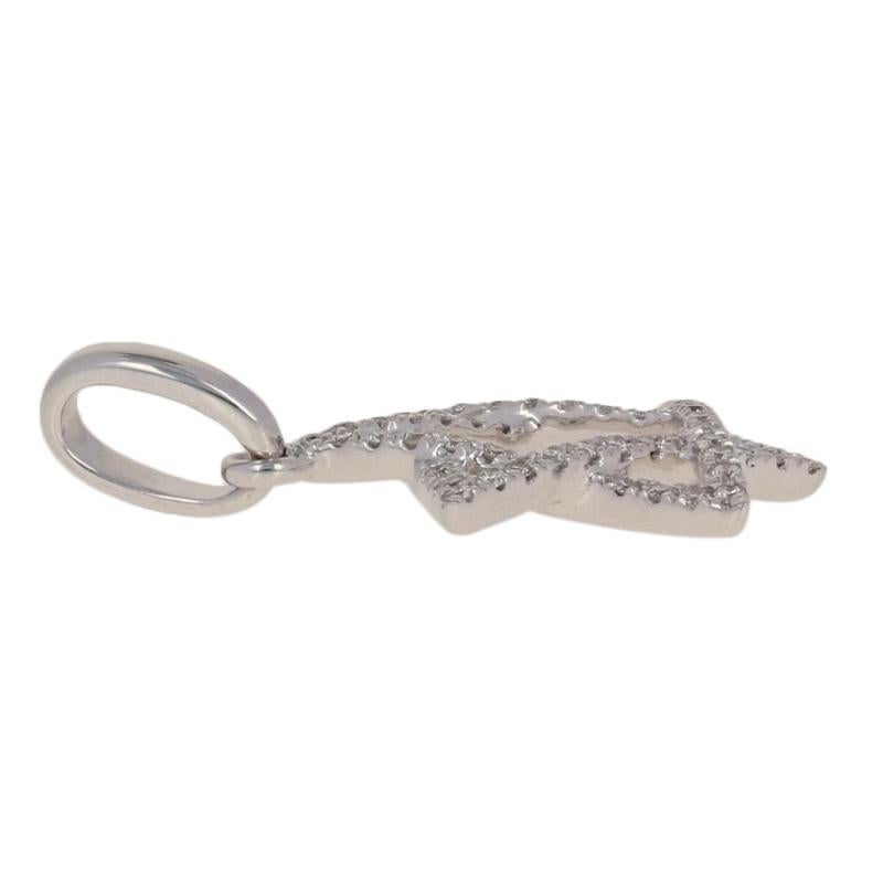 Sorprendi la tua persona speciale con un regalo che celebra la sua fede e il suo patrimonio! Realizzato in oro bianco 14 carati, questo NUOVO ciondolo sfoggia una Stella di David design ornata da diamanti luminosi.    

Contenuto del metallo: Oro